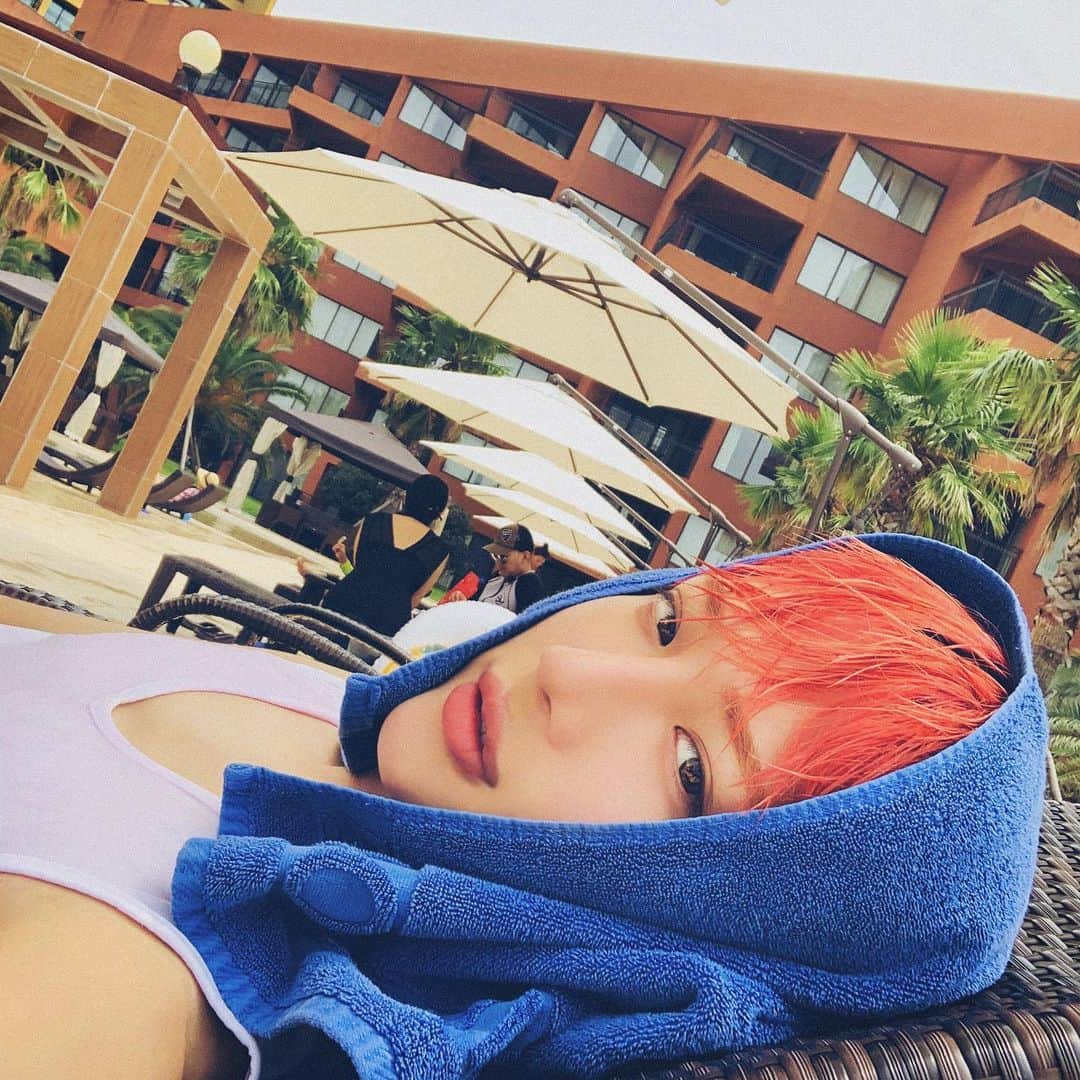 IN2ITさんのインスタグラム写真 - (IN2ITInstagram)「✈️⛱🏊🏻‍♂️☕️ ㅤㅤ #인투잇 #인투유 #IN2IT #IN2U #인호 #Inho #ENO #Hwanginho #Hwangeno #제주도 #즐거운 #가족 #여행 #수영장  #빨머황 #수영황 #로그」8月24日 22時43分 - official_in2it