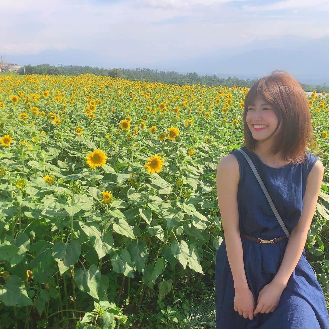 朝日花奈のインスタグラム：「笑顔が1番☺︎ #ひまわり 🌻 #HIMAWARI #夏」