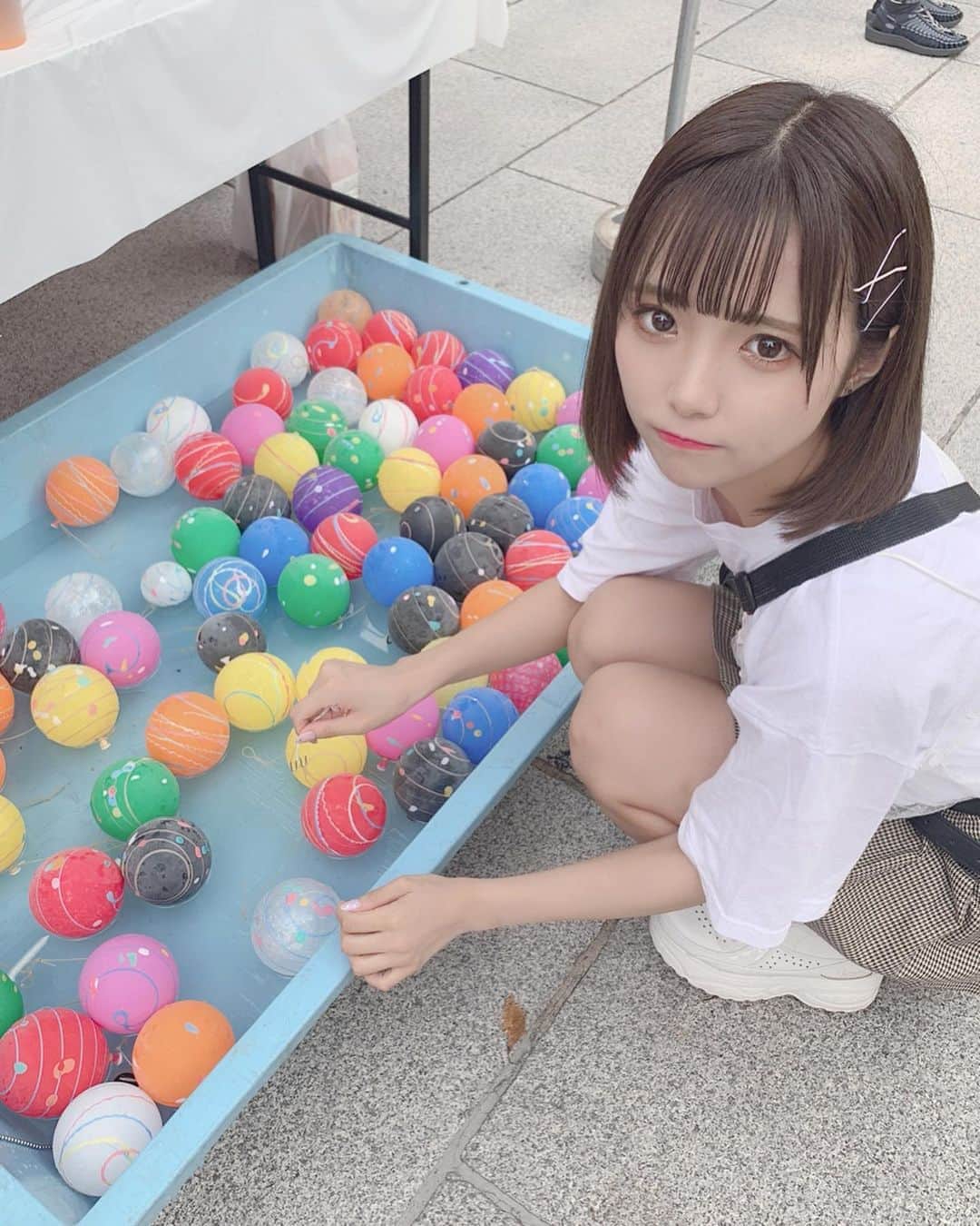 のインスタグラム：「髪が暗くなりました🙆🏻‍♀️、そしてヨーヨーは取れませんでした🤦🏻‍♀️🤦🏻‍♀️ . @hrhk__hrhk さんに染めてもらった、ミルクティーグレージュだって〜〜👼🏻👼🏻髪の色よく聞かれるけどいつも明るさ以外お任せちゃうから写真見せるのがいちばんわかりやすいかと…！それか遠井さんとこ行ってみて！笑 . . . #ミルクティーカラー#グレージュ#ミルクティーグレージュ#ブリーチカラー#秋カラー#夏カラー#透明感カラー#ボブアレンジ#ボブヘアアレンジ#神田明神#夜市#お祭り#お祭りコーデ」