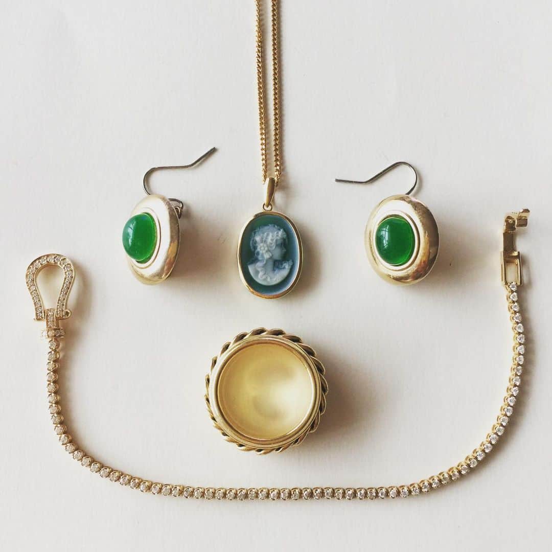 おおたうにさんのインスタグラム写真 - (おおたうにInstagram)「18K green cameo pendant / Mom's fake stone earrings / Mom's vintage gold ring / PIAGET diamond bracelet / BELFIORE, Yokohama 母の黒いワンピースに、母のアクセサリー（使っていいと言われたので使っている中のひとつ）をつけてゆくと、じっとりと眺めながら「それ…持ってってるの？」だとぅ(΄◉◞౪◟◉｀)⁉️ 勝手に持って行ってなどいない！ そして、今すぐ返す予定もない！ おまけに偽物石の古いイヤリングにピアス金具をつけただけのコレを見て、「それ本物じゃない？」とは‼️ ぐぬぬぬ。 #今日のアクセサリー #accessory #fashion #accessoriesoftheday #vintage #cameo #断じて借りパクなどではない」8月24日 22時54分 - outa_uni