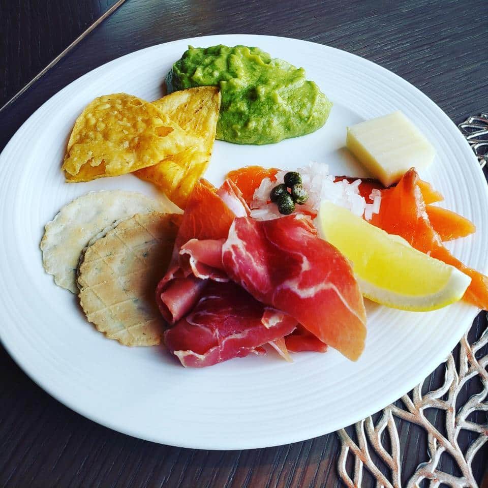のインスタグラム：「朝ごはんを食べにおでかけするのがすきです  が。これは、ハッピーアワーのおつまみでした💦  #おとなの夏休み #ちょっといいごはん #おつまみ #happyour #朝ごはん #ホテル #食べ過ぎ注意 #趣味 #ふみごはん #anaintercontinentaltokyo」