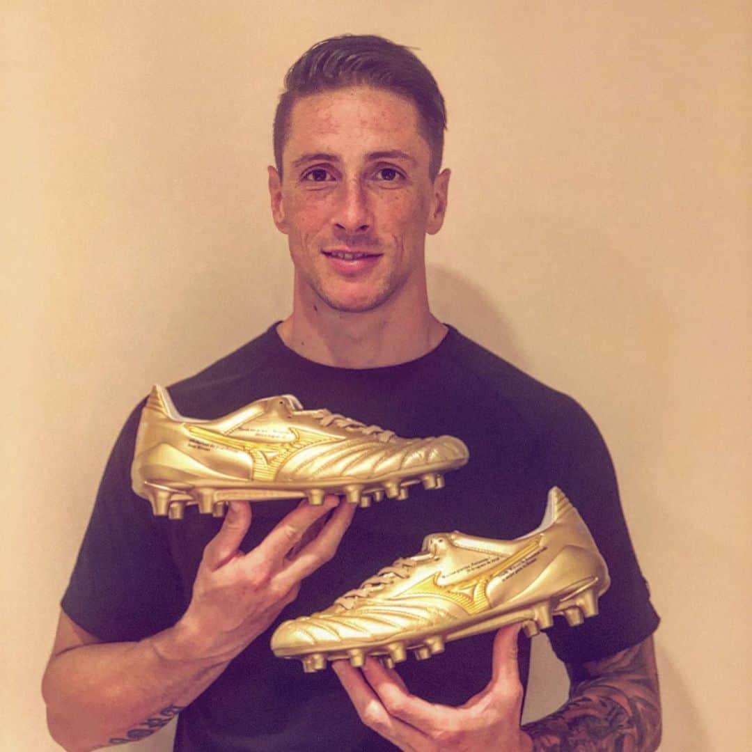 フェルナンド・トーレスのインスタグラム：「Mizuno. Made in Japan. Thank you so much for your support. Much appreciate these beautiful commemorative Boots. Arigato!!!」