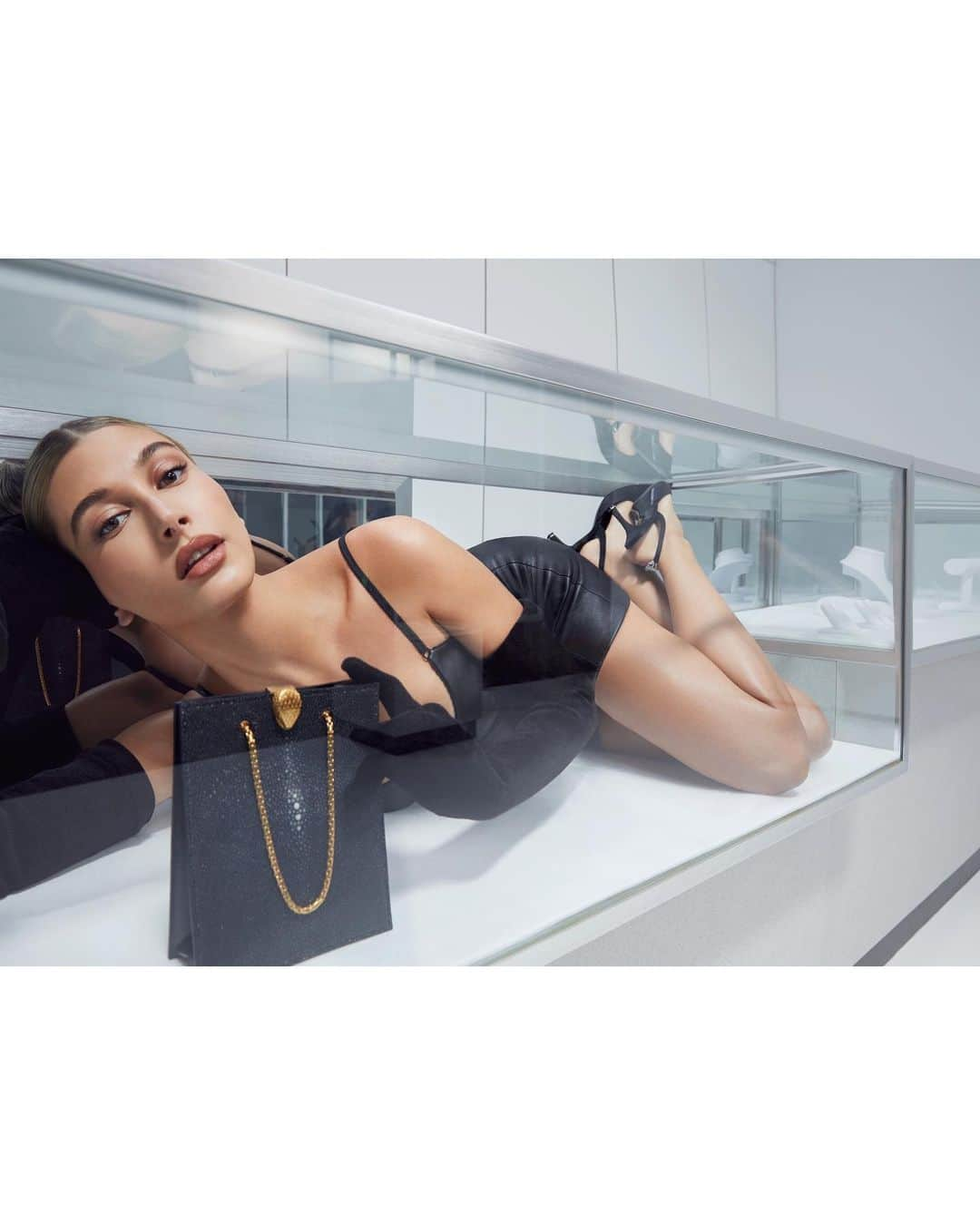 Hung Vanngoさんのインスタグラム写真 - (Hung VanngoInstagram)「@alexanderwangny x @bulgariofficial campaign featuring @haileybieber 💼🎒👝🧳👛👜#WangxBvlgari. Coming September 2019.」8月24日 23時08分 - hungvanngo