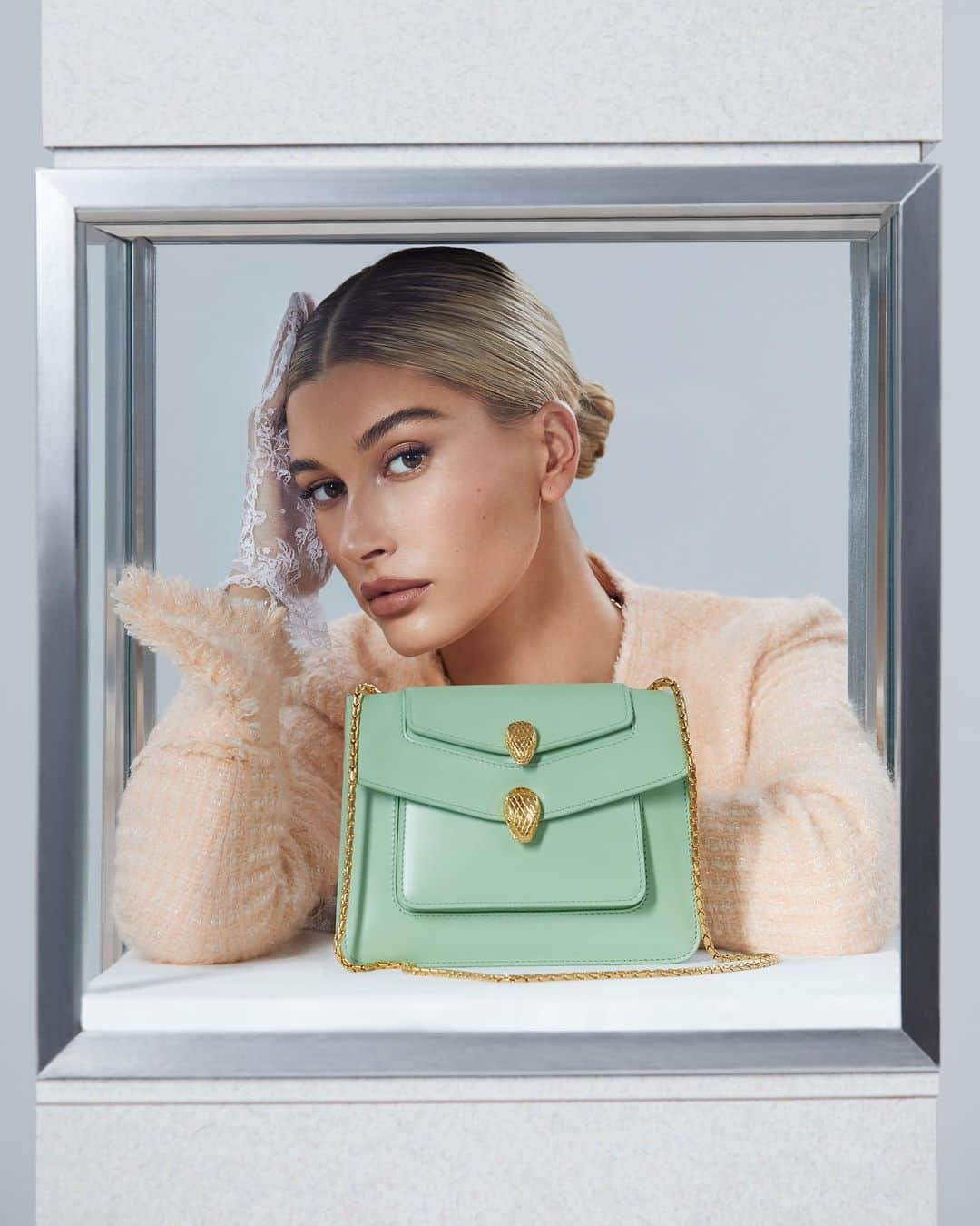 Hung Vanngoさんのインスタグラム写真 - (Hung VanngoInstagram)「@alexanderwangny x @bulgariofficial campaign featuring @haileybieber 💼🎒👝🧳👛👜#WangxBvlgari. Coming September 2019.」8月24日 23時08分 - hungvanngo