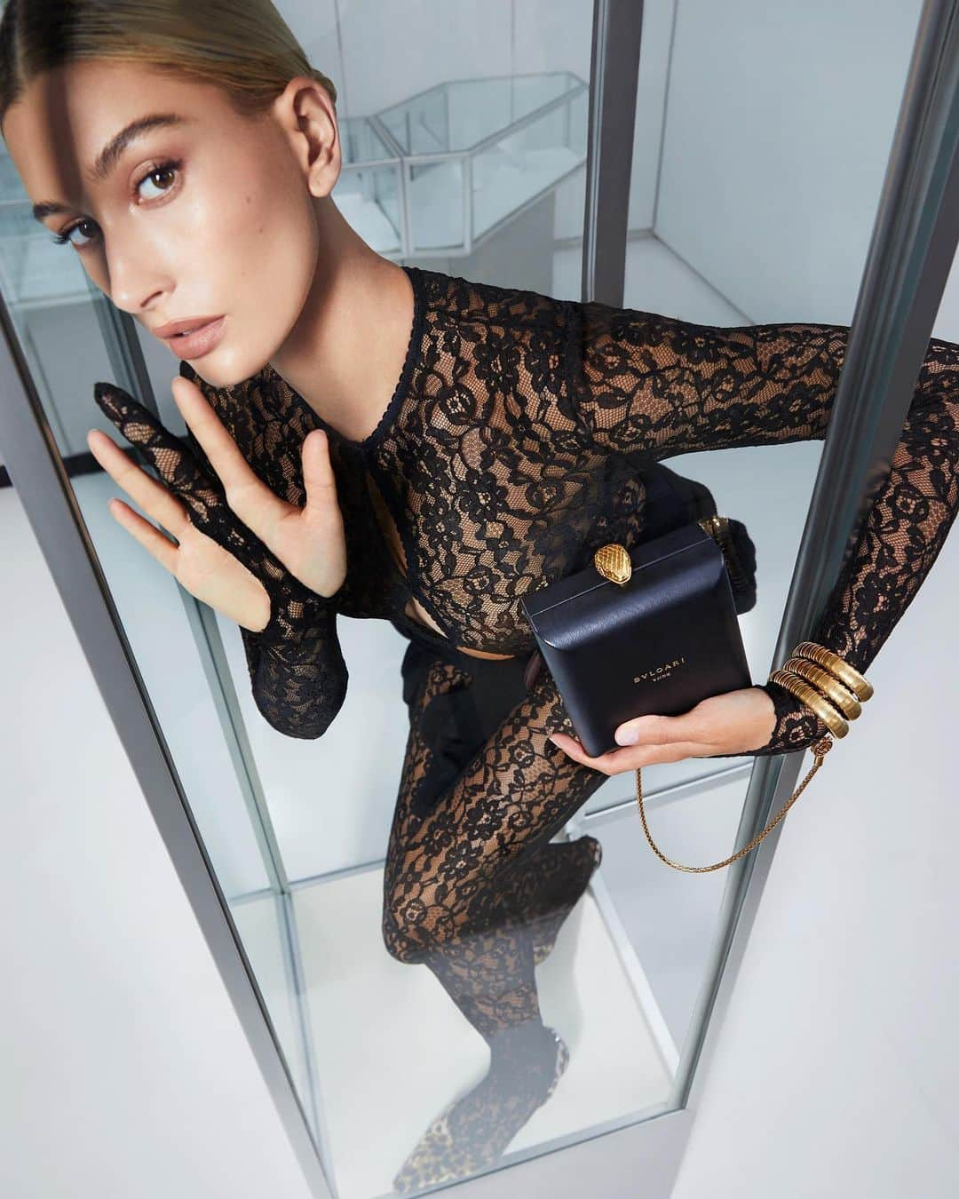 Hung Vanngoさんのインスタグラム写真 - (Hung VanngoInstagram)「@alexanderwangny x @bulgariofficial campaign featuring @haileybieber 💼🎒👝🧳👛👜#WangxBvlgari. Coming September 2019.」8月24日 23時08分 - hungvanngo