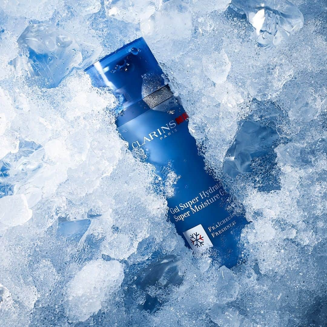 Clarins Españaさんのインスタグラム写真 - (Clarins EspañaInstagram)「¿Necesitas hidratación y frescor, como un deseo de granizado revitalizante en un día de verano?  El Gel Superhidratante ClarinsMen de rápida absorción, es el mejor aliado para la piel del hombre. 💧 👉 Consejo experto: Guárdalo en la nevera para una sensación de frescor más intensa.  #Clarins #ClarinsMen」8月24日 23時01分 - clarinsespana