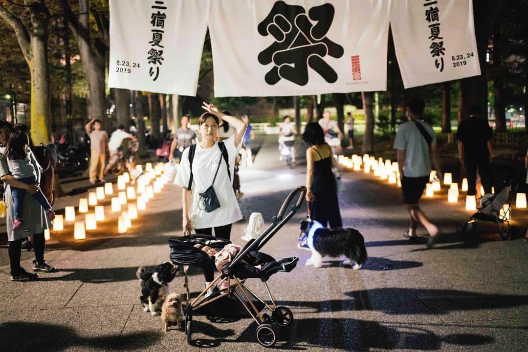 松本亜希のインスタグラム：「夜涼しかったから、きなりん連れて三宿夏祭りに行ってきた👨🏻👩🏻👶🏻🦡🐶🐭🐻 . きなりん初めてのお祭り🥰 . #三宿夏祭り#きなり初めてのお祭り#きなり #FUNGOのフライドチキン#安定の美味しさ #扇風機付けるとこ教えて#フードに付けるの？ #保冷剤ってどこに置いとくの？」