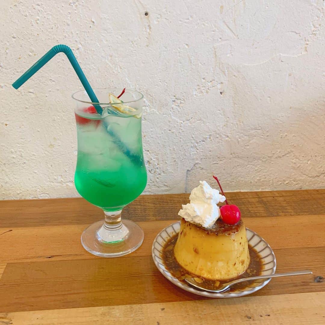 あかねぴさんのインスタグラム写真 - (あかねぴInstagram)「.﻿ ﻿ メロンソーダとプリン🍮♡﻿ ﻿ 新宿にあるちいさいカフェなんだけど﻿ とっても人気で常に列ができてた、、😳💕﻿ ﻿ 忙しいのに店員さんがとっても親切で﻿ また行きたいっておもった🌼﻿ ﻿ かためプリン、すきだなあ❤︎ ﻿ #cafe #melonsoda #drink #pudding  #shinjuku #allseasonscoffee #sweet #新宿三丁目 #カフェ #プリン #喫茶店 #メロンソーダ #スイーツ #新宿カフェ」8月24日 23時11分 - akanepi0426