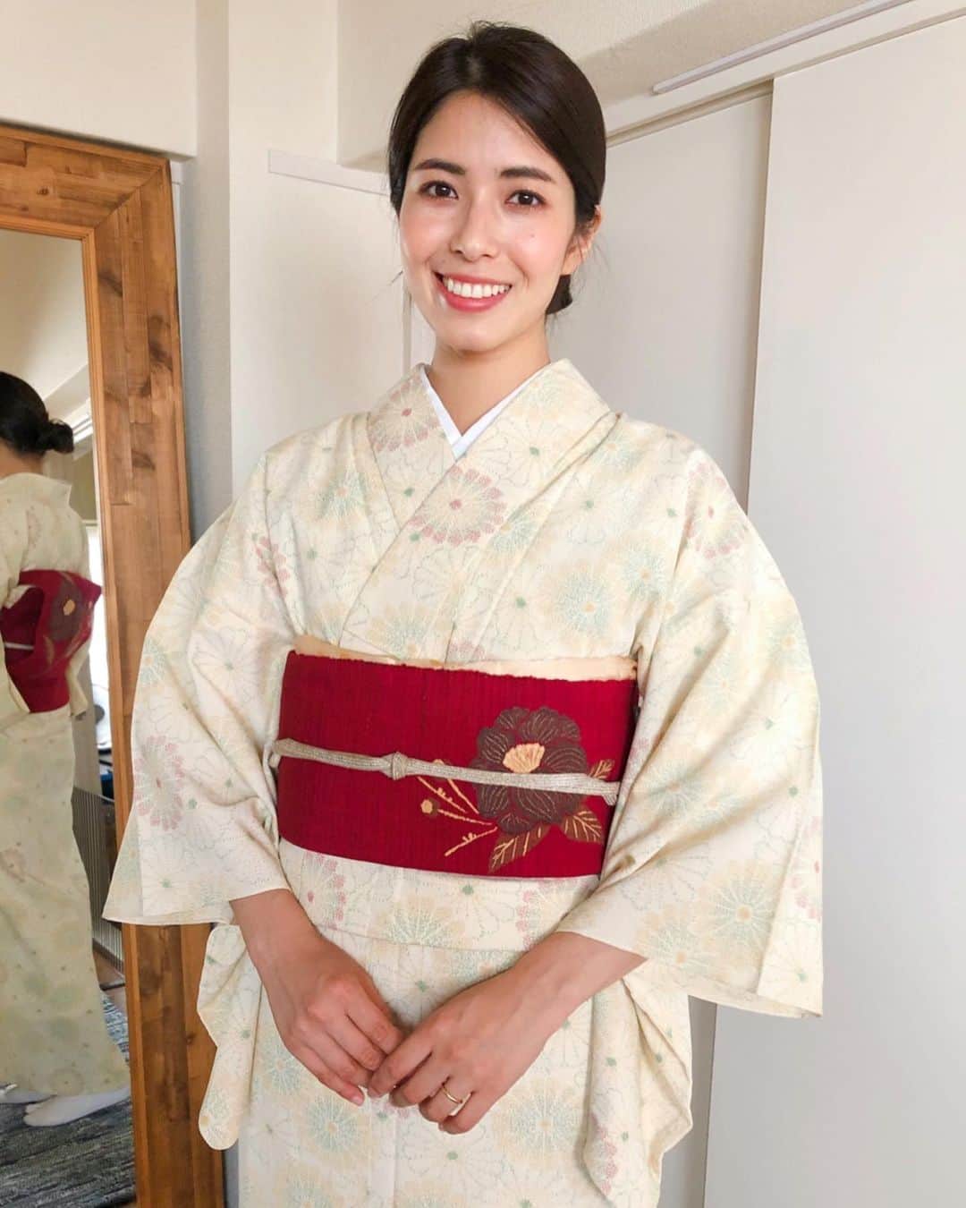山崎愛香さんのインスタグラム写真 - (山崎愛香Instagram)「. 今日の着付け教室は単衣で練習！ さて、1枚目と2枚目、何が違うでしょーか☺️？ . . . 単衣が着られる9月まであと少し。 このお着物を着てどこへ行こうか、今から楽しみ❤️ #着物 #単衣 #着付け #着付け教室 #名古屋帯 #kimono #カイルが帯に居るだけでこんなに顔が緩むのね #角度の問題かな」8月24日 23時12分 - manaka_yamazaki