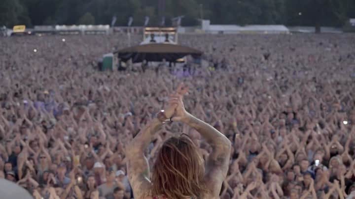 ルーファス・テイラーのインスタグラム：「Little clip from last night. What a crowd! Again tonight please 🍻👊🏼 #thedarkness #edsheeran 📸 - @jennymayfinn」