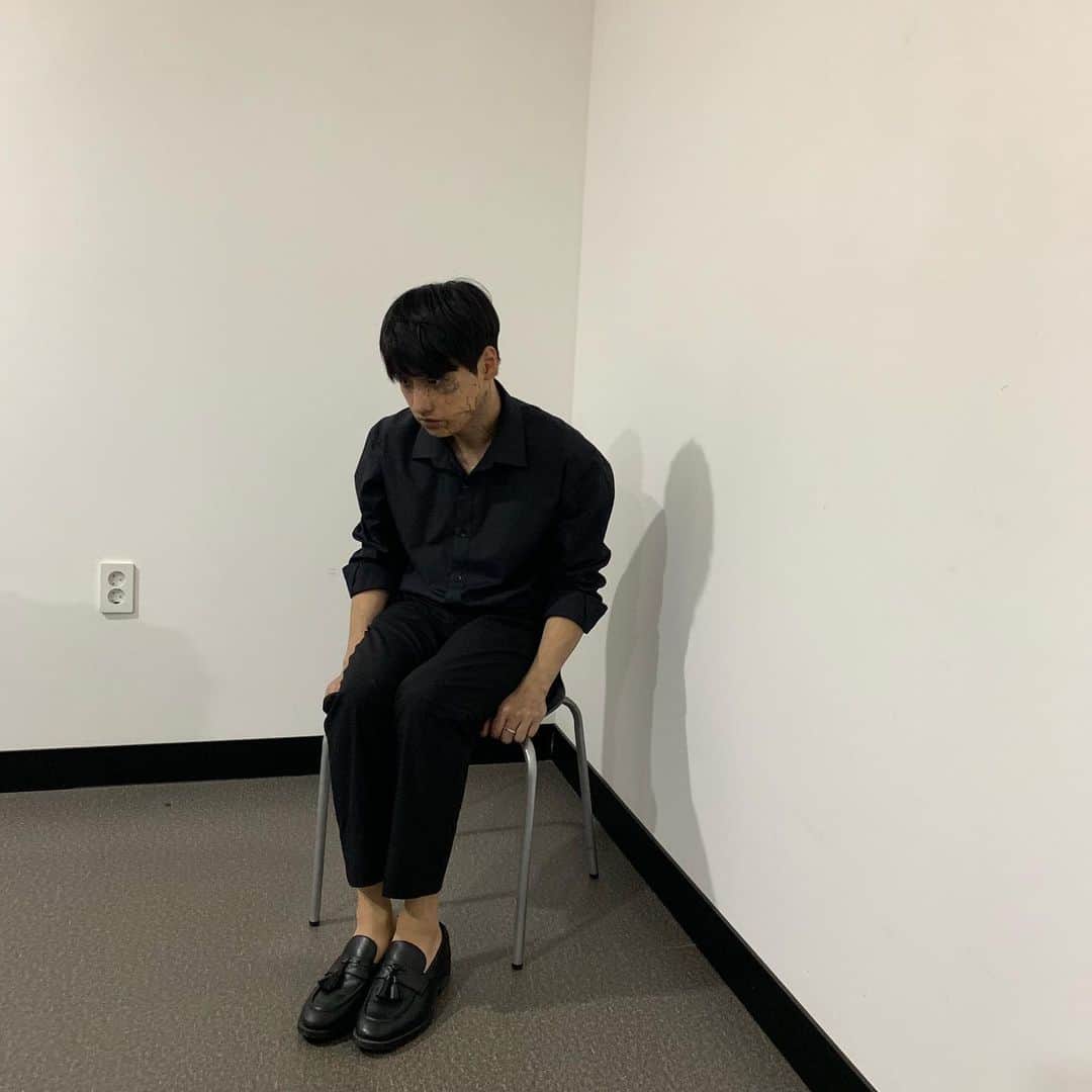 イ・ダウィさんのインスタグラム写真 - (イ・ダウィInstagram)「그렇게 인사하고 다녔는데  아무도 대답해주지 않았다  조금 속상하다.  #호텔델루나」8月24日 23時14分 - _real_dd
