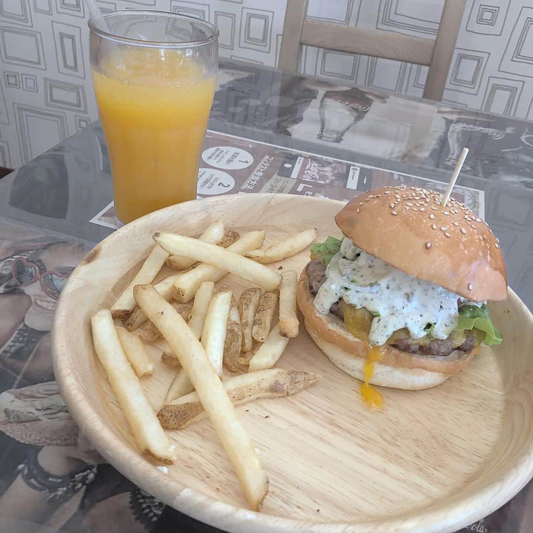 中野愛理さんのインスタグラム写真 - (中野愛理Instagram)「ㅤㅤㅤㅤㅤㅤㅤㅤㅤㅤㅤㅤ ㅤㅤㅤㅤㅤㅤㅤㅤㅤㅤㅤㅤ アボカドバーガー🥑‪♡ ㅤㅤㅤㅤㅤㅤㅤㅤㅤㅤㅤㅤ #lunch #hamburger #アボカド ㅤㅤㅤㅤㅤㅤㅤㅤㅤㅤㅤㅤ」8月24日 23時26分 - airi_nakano_