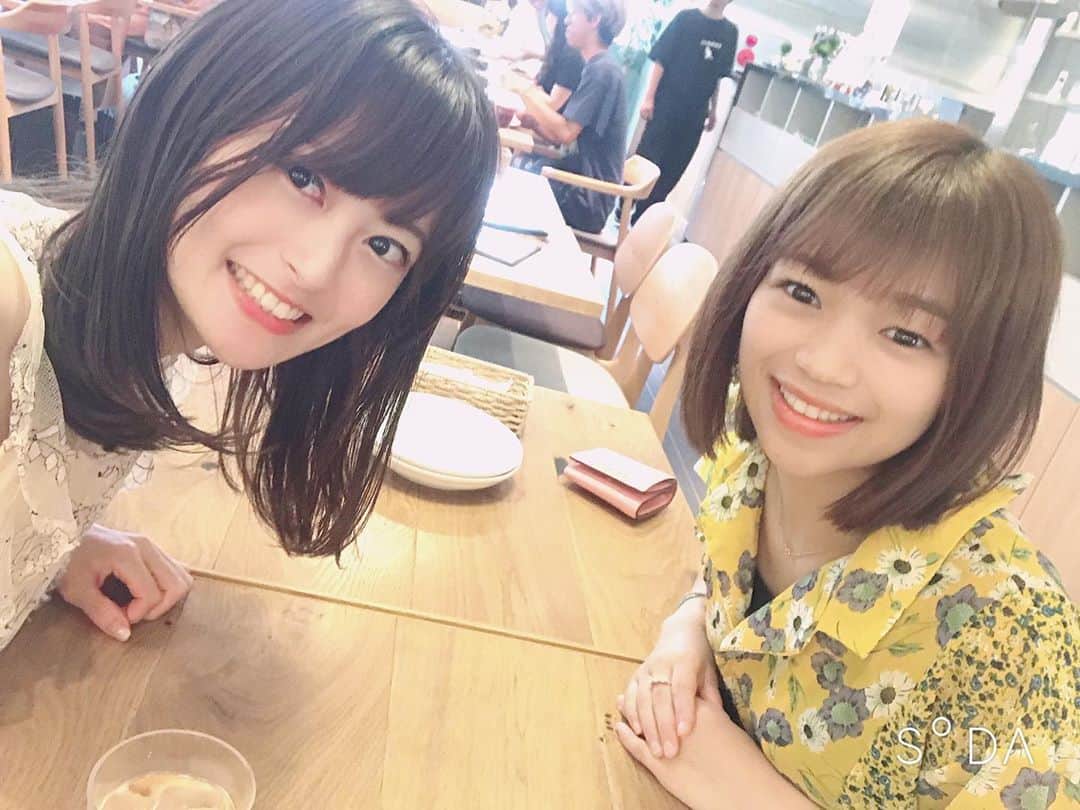 のインスタグラム：「この間茉奈ちゃんと久しぶりに会えたᕙ( ˙-˙ )ᕗ♡︎♡ ・ ふわっふわのとろけるオムライスとふわっふわのとろけるパンケーキ食べました✨ パンケーキ撮ったのに保存できてなかったー！🥞🥺 ・ 会えて嬉しかった😊❤️ ありがとう🌼 #BsGirls」