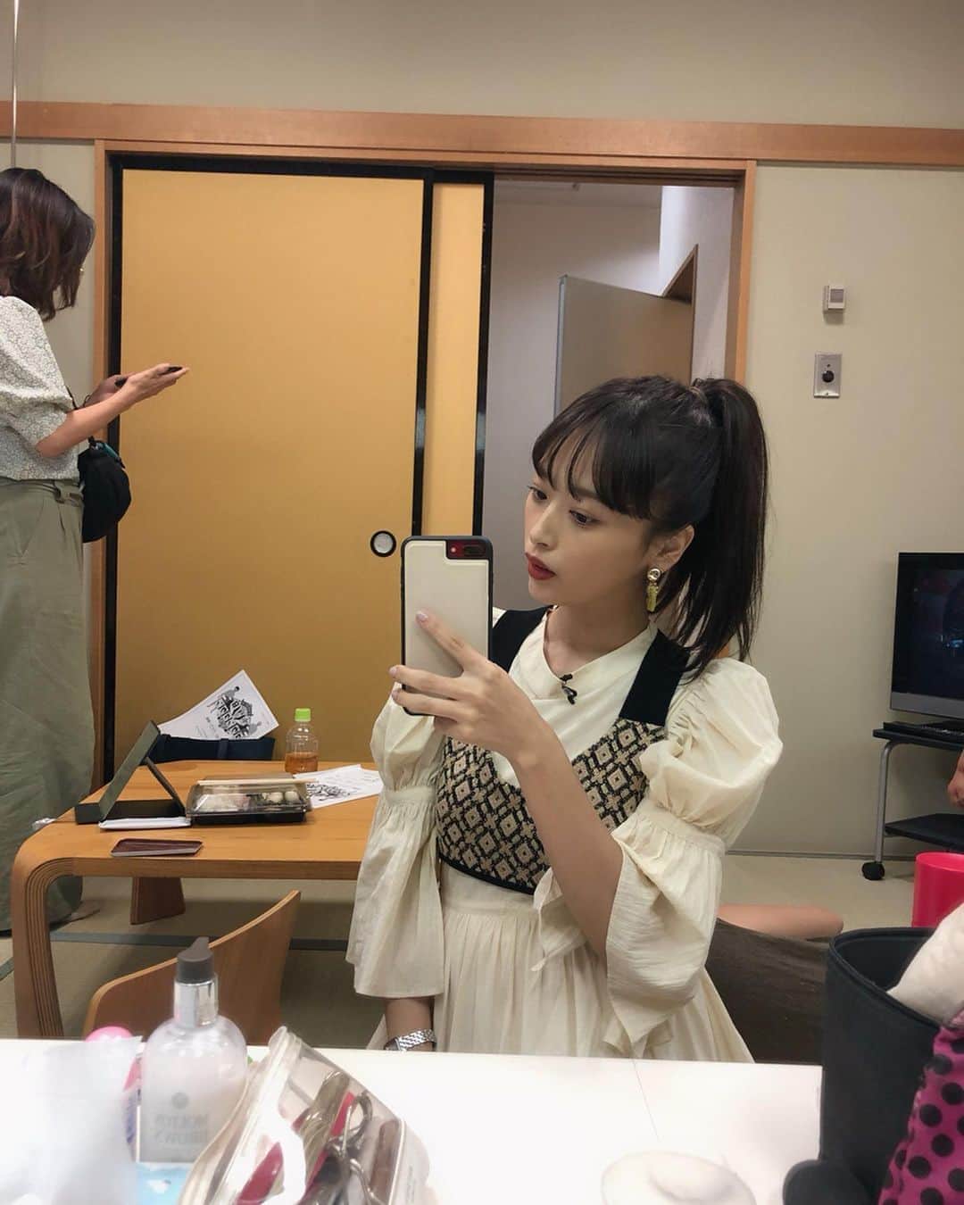 近藤千尋のインスタグラム：「今日の衣装タイプ過ぎた~💓🥰 #水曜日のダウンタウン 放送日はまた告知します📺 芸人さんって本当に面白いなぁ…🤤 #収録 #テレビ局に行くと芸能人を探してしまう #キョロキョロ 笑」