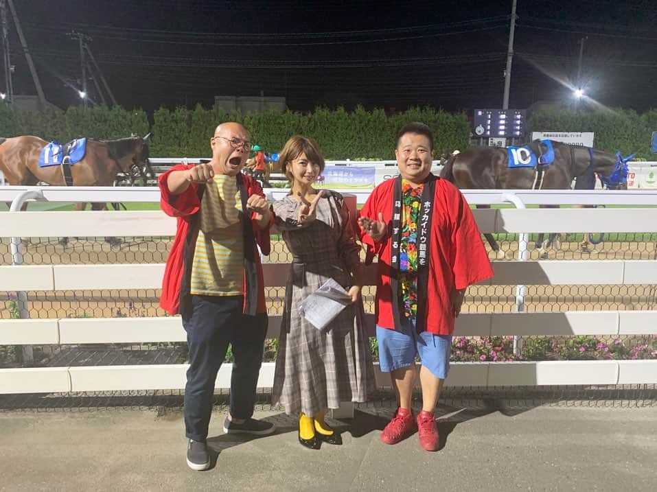 稲富菜穂さんのインスタグラム写真 - (稲富菜穂Instagram)「そして今週の水曜日は、 門別競馬場で行われたヤングジョッキーズシリーズTR門別に関わらせて頂きました🙇‍♂️. . ホッカイドウ競馬オフィシャルサポーターでもある、芸人のしろっぷさんと共に色々回らせて頂いたり。. . 道新スポーツの山田記者ともご一緒に予想会をしたり、 ヤングジョッキーズシリーズTR門別に出場される騎手の紹介式を務めさせて頂いたりと...。. . もう光栄すぎて感謝というより、とにかく拝みたい程でした本当に本当に有難うございました。. . 若手騎手たちによる熱い戦いに刺激を受けました。. 皆さんの声援も凄かったし盛り上がっていましたね。. 次は9月25日に笠松で行われます！. また更に応援だっ！. 頑張ってください！. . #競馬 #keiba #地方競馬  #北海道 #ホッカイドウ競馬 #門別競馬場 #しろっぷ さん #山田記者 #ヤングジョッキーズシリーズ #YJS #ヤングジョッキーズシリーズTR門別」8月24日 23時21分 - inatomi74
