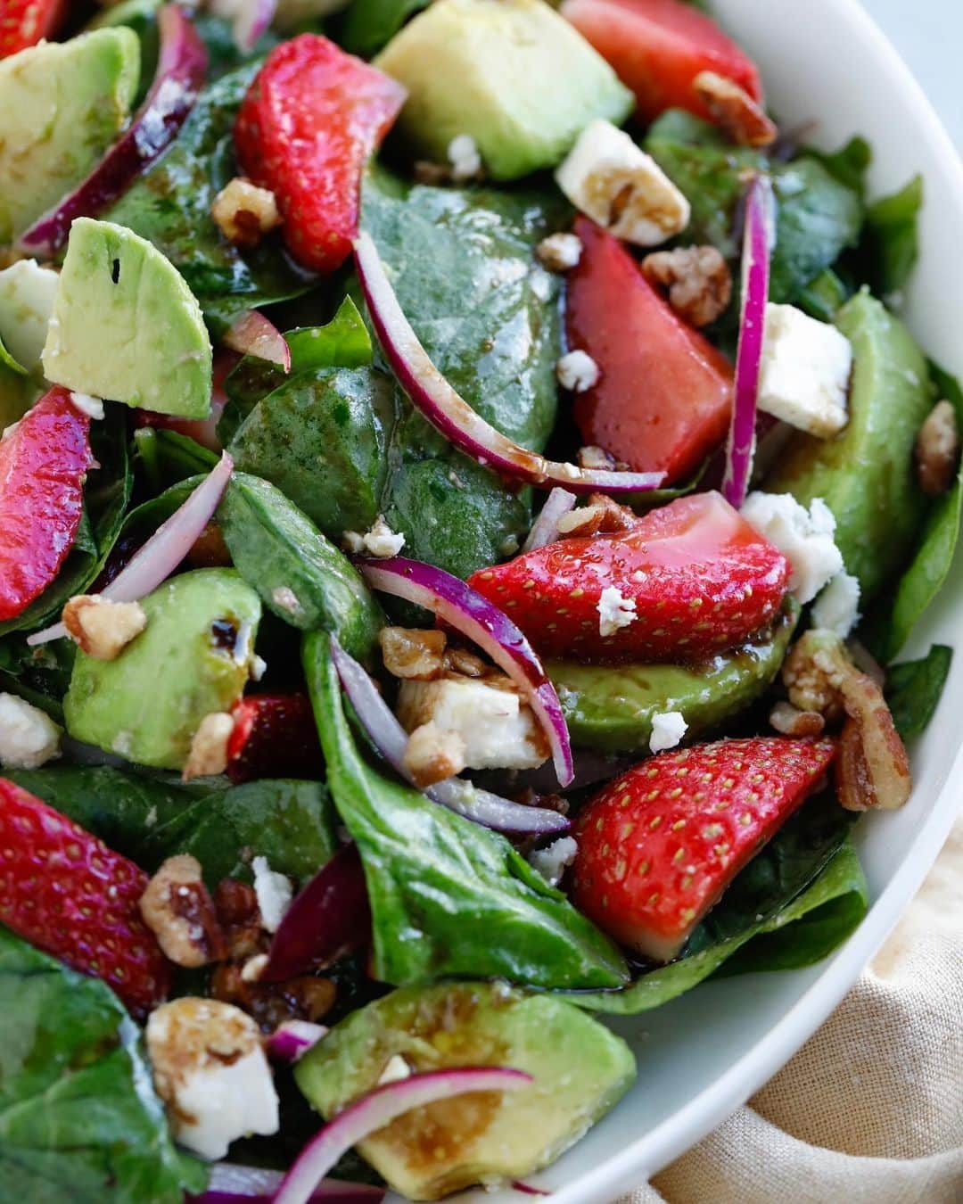 Easy Recipesさんのインスタグラム写真 - (Easy RecipesInstagram)「A fresh bowl of Strawberry Spinach Salad, drenched in a delicious homemade balsamic vinaigrette. Pairs well with most proteins. Grab the full recipe link from my bio.  https://www.cookinwithmima.com/strawberry-spinach-salad/」8月24日 23時23分 - cookinwithmima