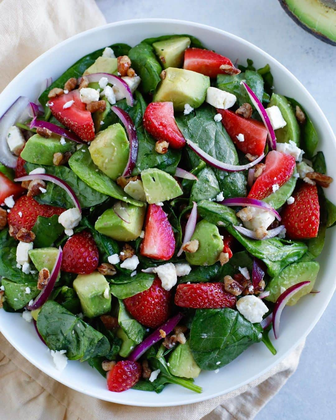 Easy Recipesさんのインスタグラム写真 - (Easy RecipesInstagram)「A fresh bowl of Strawberry Spinach Salad, drenched in a delicious homemade balsamic vinaigrette. Pairs well with most proteins. Grab the full recipe link from my bio.  https://www.cookinwithmima.com/strawberry-spinach-salad/」8月24日 23時23分 - cookinwithmima