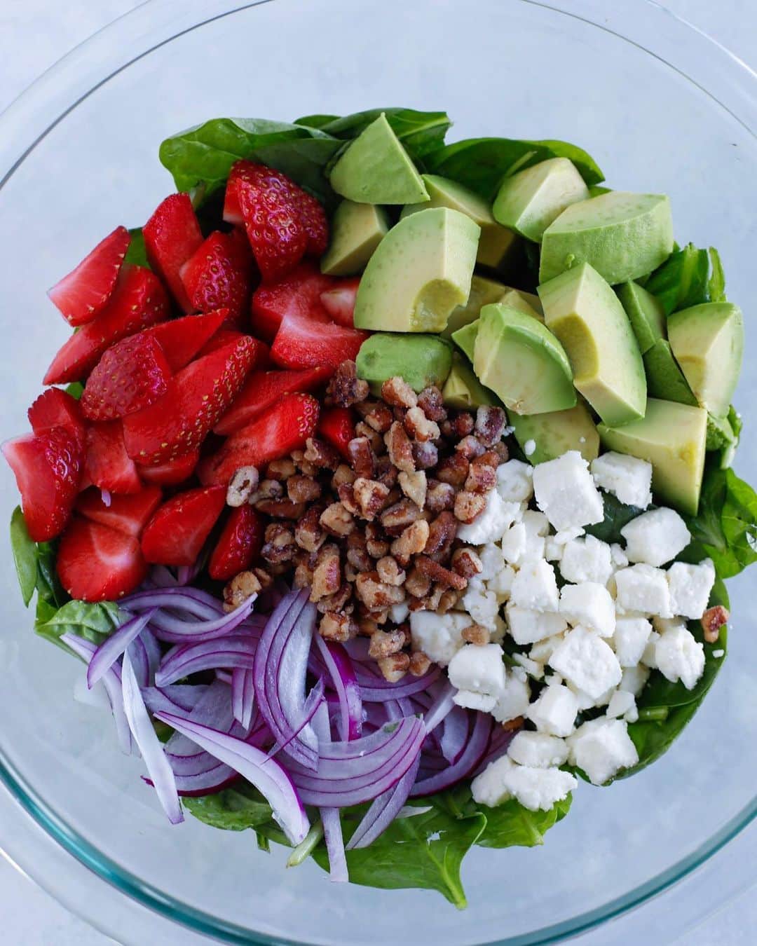 Easy Recipesさんのインスタグラム写真 - (Easy RecipesInstagram)「A fresh bowl of Strawberry Spinach Salad, drenched in a delicious homemade balsamic vinaigrette. Pairs well with most proteins. Grab the full recipe link from my bio.  https://www.cookinwithmima.com/strawberry-spinach-salad/」8月24日 23時23分 - cookinwithmima
