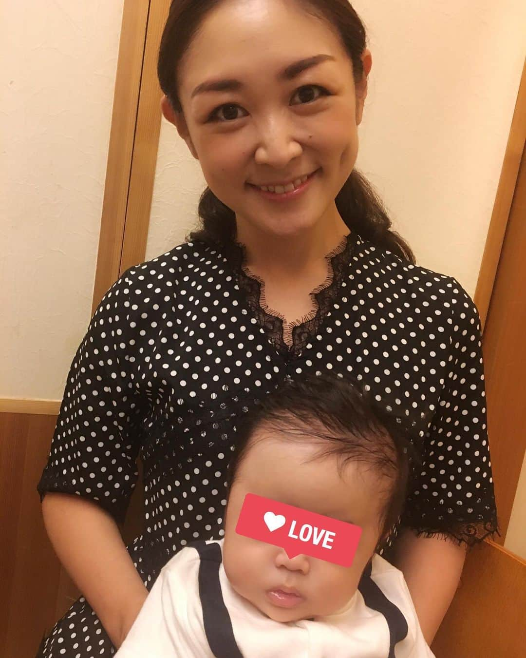 美夢ひまりさんのインスタグラム写真 - (美夢ひまりInstagram)「なかなか撮れない子どもたちとの写真✨ お食い初めのときに主人に撮ってもらいました📷 ・ 1番下の子から順番に… 長女→次男→長男 ☺️ 娘のヘアバンドがまだ大きくてものすごくおめでたい感じになってしまった😂可愛い😂❤️ ・ #双子#生後4ヶ月#二卵性双生児#二卵性双生児男女#双子ママ#3児ママ#双子育児#お食い初め#長男#2歳3ヶ月#愛しい#可愛い」8月24日 23時24分 - himari_miyume