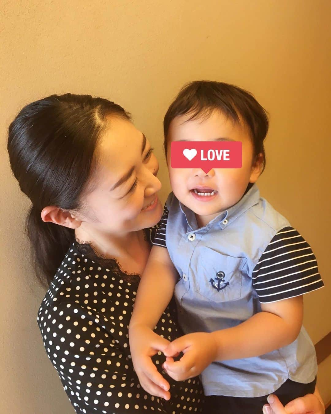 美夢ひまりさんのインスタグラム写真 - (美夢ひまりInstagram)「なかなか撮れない子どもたちとの写真✨ お食い初めのときに主人に撮ってもらいました📷 ・ 1番下の子から順番に… 長女→次男→長男 ☺️ 娘のヘアバンドがまだ大きくてものすごくおめでたい感じになってしまった😂可愛い😂❤️ ・ #双子#生後4ヶ月#二卵性双生児#二卵性双生児男女#双子ママ#3児ママ#双子育児#お食い初め#長男#2歳3ヶ月#愛しい#可愛い」8月24日 23時24分 - himari_miyume