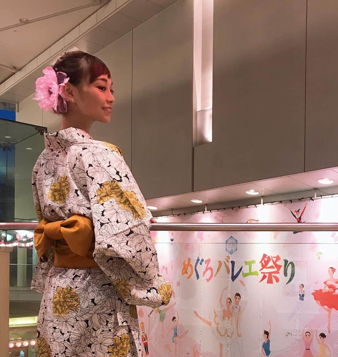 上野水香さんのインスタグラム写真 - (上野水香Instagram)「#apartbylowrys @apartbylowrys の浴衣、かわいい💛👘💛 ガラのあとは#浴衣 に着替えて、 #小林十市 さん @monsieur_11 率いるbon踊り大会に参加させていただきました❣️ #めぐろバレエまつり は、バレエをお子様から大人まで皆で楽しめる、親しめる、そんなイベントが目白押しです。 明日もございますので、ぜひ皆様いらしてくださいませ❣️」8月24日 23時28分 - mizukaueno