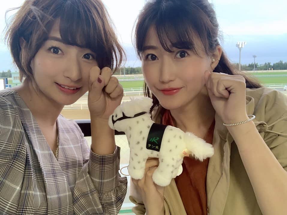 のインスタグラム：「その門別競馬場にて、 取材で来られていたまりなるさんや 斎藤さんや須田さんや谷中さんクラウンチームさんにお会い出来たの🥺✨. . とにかく緊張していたから、 皆さんに会えてもうホッとしまくり🥺💕. . この日はサマーセール3日目で、 そのまま門別へ来られた方も多くてきっと疲れているだろうに私のテンションに合わせて楽しい時間を共に過ごしてくださった皆様に感謝感謝感謝！！！！. . 嬉しくなるとテンション上がる癖をもう少し下げないといけないなぁ😰. . 何より門別競馬場の皆様も優しくてとにかく一日ふわふわしていました😌🙏. . 有難うございましたっ🙇‍♂️. . #競馬 #keiba #門別競馬場 #ホッカイドウ競馬 #北海道  #津田麻莉奈 さん #斎藤修 さん #須田鷹雄 さん #谷中公一 さん #嬉しかった #楽しかった #感謝 #まりなるさんの持っているテン太が可愛すぎた #押したら鳴いてた #🐴」