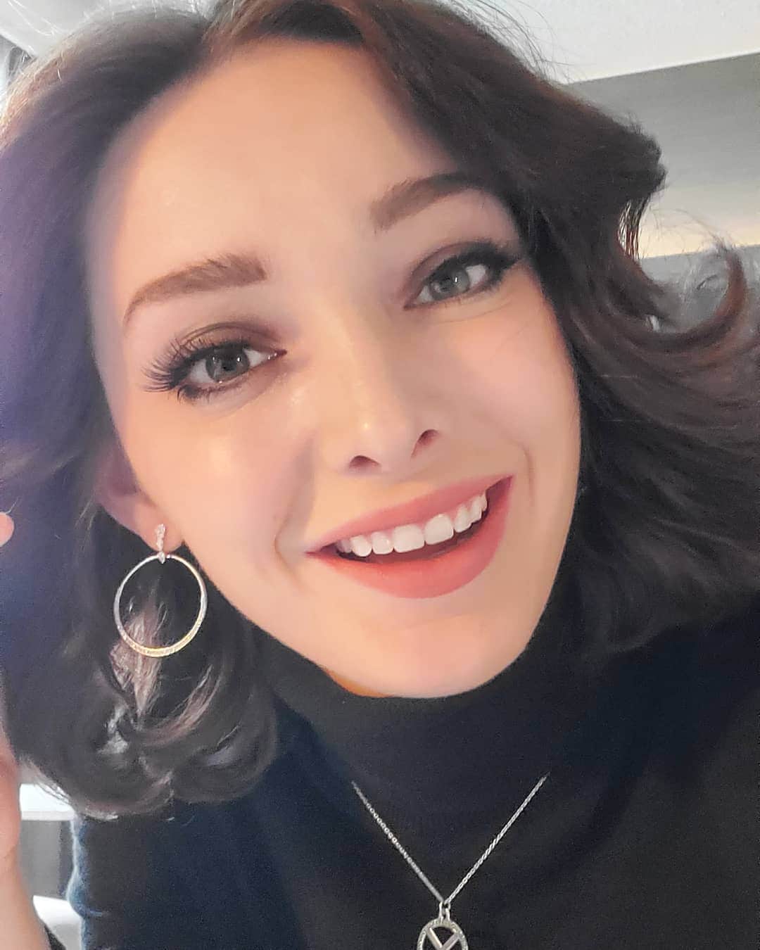 エマ・デュモンのインスタグラム：「Happy con day! I'm so excited to meet you all in Colorado Springs or as I've been told the cool kids call it "the springs" ❤❤❤❤❤❤」