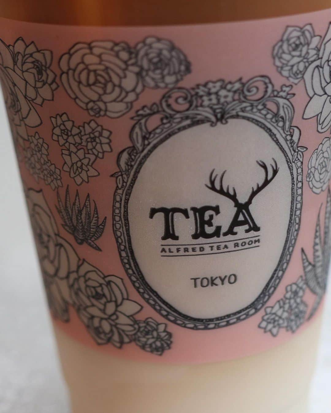 まりゑさんのインスタグラム写真 - (まりゑInstagram)「脱タピオカ  #脱タピ #tea #alfredtearoom  #ほうじ茶ラテ #tokyo」8月24日 23時36分 - manmarumarie