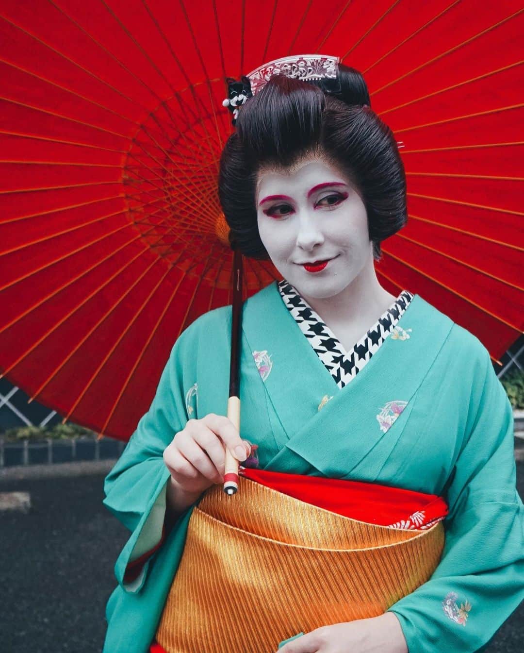 Anji SALZさんのインスタグラム写真 - (Anji SALZInstagram)「New YouTube video🏮🏮🏮 Part 2 of the authentic Geisha makeover by my friend and former Geisha Kimicho (2 years ago actually - had this content laying around for ever..) Hope it will be interesting and fun to watch 🙈 (I know it doesn’t suit me but it was a fun experience!)🤷🏻‍♀️💫🥰 Link in my stories or search for “Anji SALZ” on YouTube.💫👘 PS: Sorry for the terrible quality, I shot this without a proper light two years ago. Lol  芸者さんに白塗りメイクを教えて頂いた！ ぜひ、参考にどうぞ！パート２はYouTubeにアップした！ ユーチューブにてAnji SALZを検索又はストーリーからリンクで飛んでみて❤️ #geisha #kimono #japan」8月24日 23時36分 - salztokyo