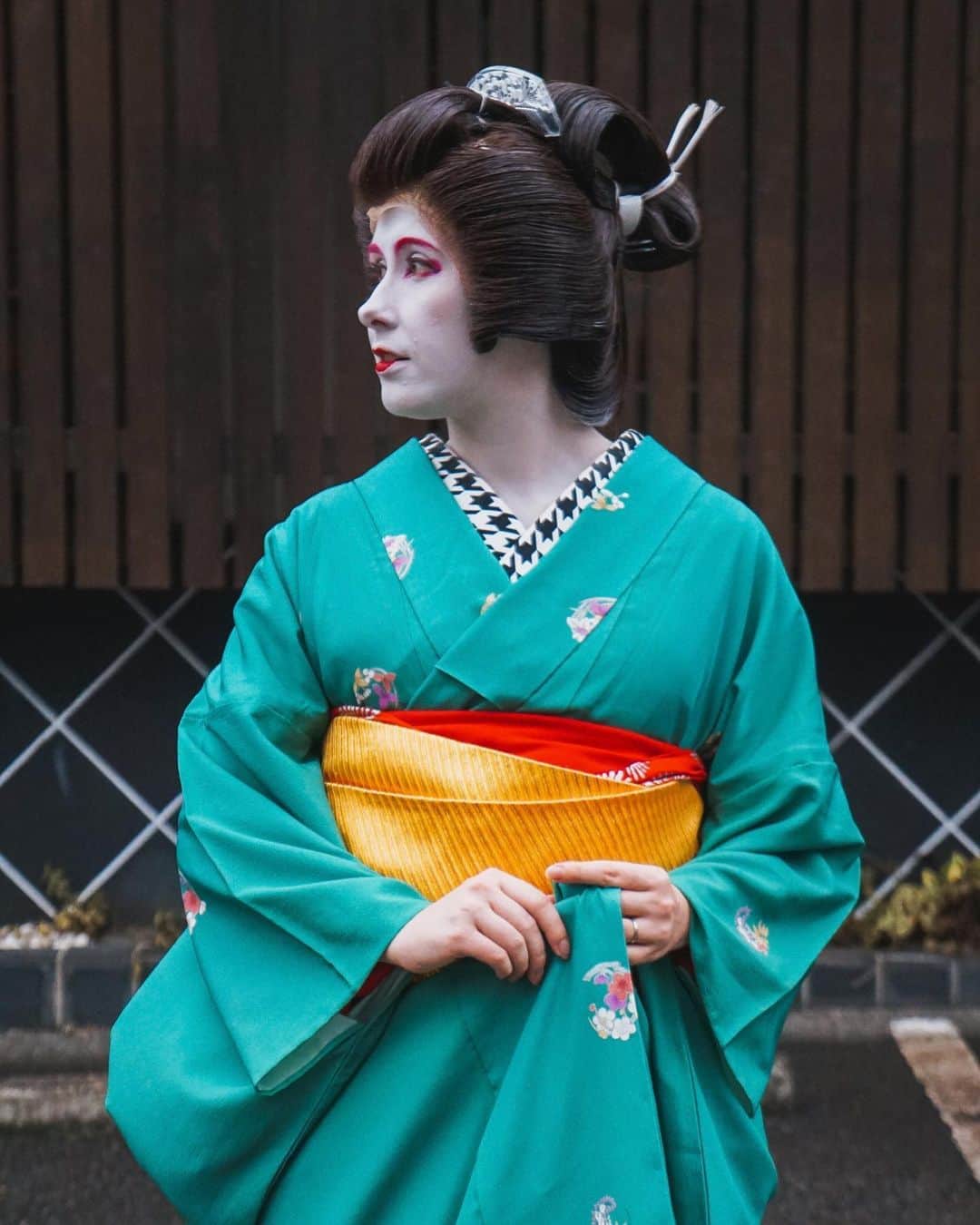 Anji SALZさんのインスタグラム写真 - (Anji SALZInstagram)「New YouTube video🏮🏮🏮 Part 2 of the authentic Geisha makeover by my friend and former Geisha Kimicho (2 years ago actually - had this content laying around for ever..) Hope it will be interesting and fun to watch 🙈 (I know it doesn’t suit me but it was a fun experience!)🤷🏻‍♀️💫🥰 Link in my stories or search for “Anji SALZ” on YouTube.💫👘 PS: Sorry for the terrible quality, I shot this without a proper light two years ago. Lol  芸者さんに白塗りメイクを教えて頂いた！ ぜひ、参考にどうぞ！パート２はYouTubeにアップした！ ユーチューブにてAnji SALZを検索又はストーリーからリンクで飛んでみて❤️ #geisha #kimono #japan」8月24日 23時36分 - salztokyo