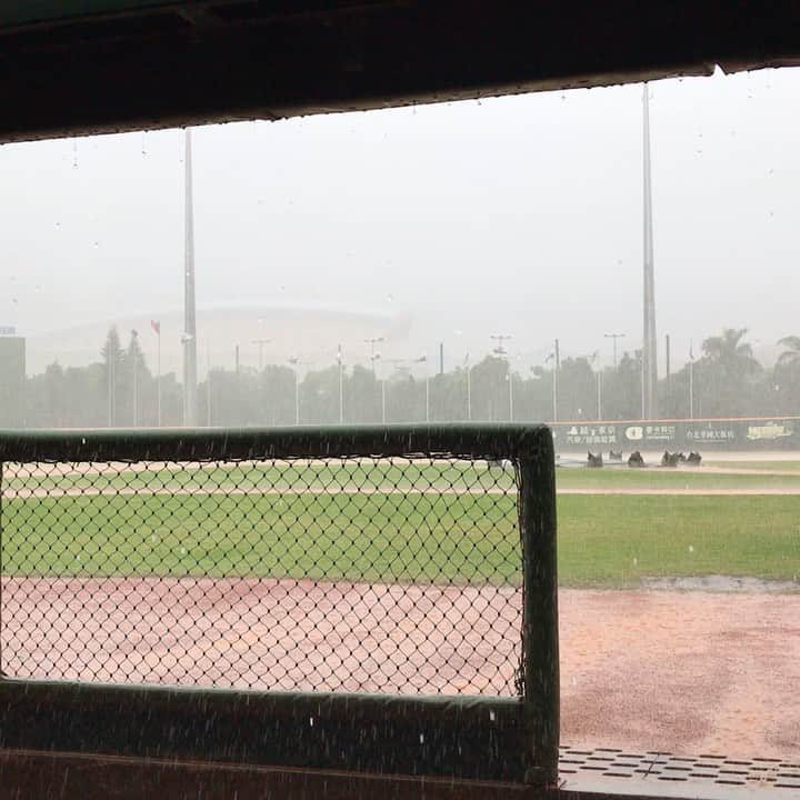 のインスタグラム：「台風の影響で、練習前に大雨☔️ こんなんでも☔️上がればやれるんです😅 やる気満々CPBL😆 試合は残念ながら、負けてしまいました😓 ほな謝謝✋️」