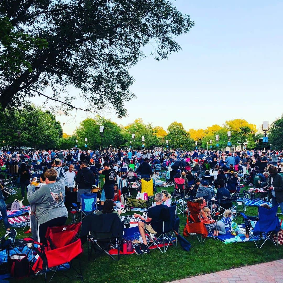 オカモト"MOBY"タクヤさんのインスタグラム写真 - (オカモト"MOBY"タクヤInstagram)「#STING @ Ravinia, #Chicago シカゴ北部にある野外音楽堂に、金曜とはいえ平日の夜に軽く見積もって1万5千人以上の観客。 頭から #Police 時代、ソロ、代表曲の連発。座席はプレミア価格、そして定価￥5,000くらいの芝生席には、例えるなら果てしなく続く #RSR のテントサイト、或いは花見。圧倒的に違う、生活と音楽の距離感。 #EveryBlessYouTake 8/23(Fri)」8月24日 23時40分 - moby_scoobiedo