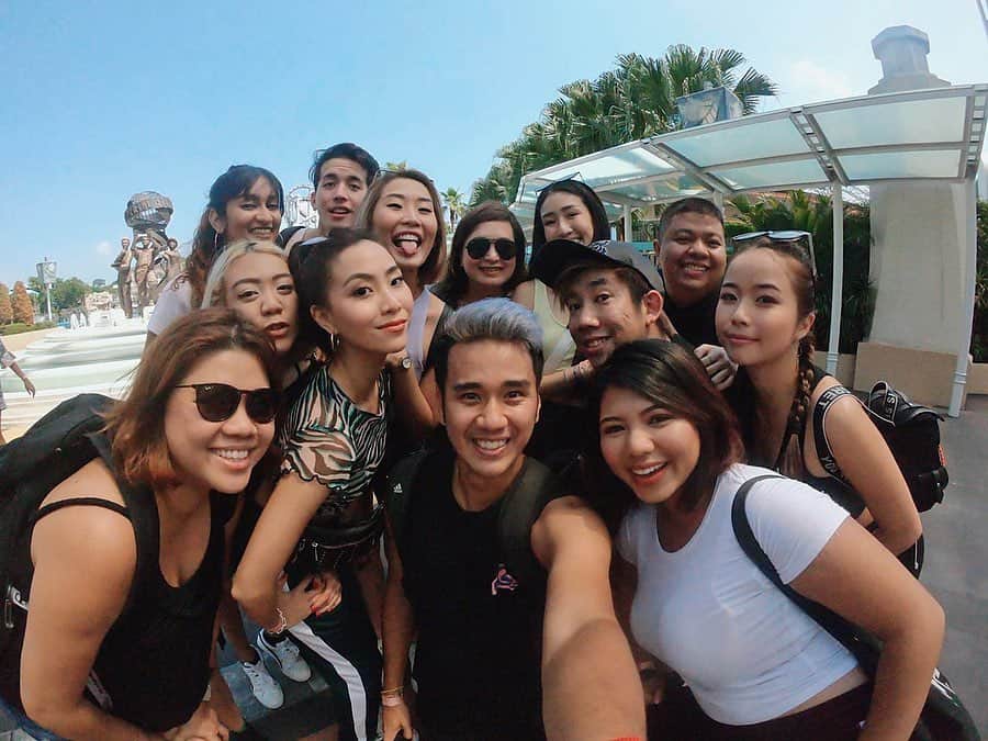 ソニアのインスタグラム：「SWIPE TO FIND OUT HOW THE DAY PROGRESSED 🤪 (you’re gonna regret it if you don’t watch the video) It’s pretty rare that the entire @987fm team gets to hang and it can be summarised in a couple of phrases - . 1) Tons of screaming 2) “JUST KILL ME NOWW AHHHHH!!!!” - @erinacook 3) “那边有人!!!!” 4) Calling a party bus to get to @izyfook (I’m pretty sure I have them on speed dial by now) 5) Shots 6) Lots of @britneyspears and @iamcardib 7) More shots 8) Food coma 9) @geraldkoh987 still hasn’t gotten his cap back . Let’s do this again guys. It was fun ♥️ Thank you @rwsentosa for having us too!  #987fm #hitmusic #PUMAsg」