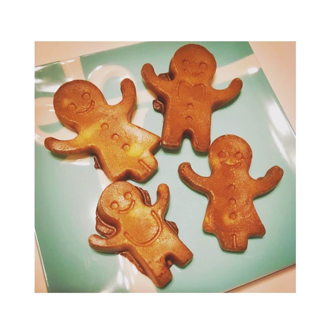 藤原ゆかのインスタグラム：「こんな時間に夫婦でおやつ。ホットケーキミックスを型に流し込み、まるで浅草の人形焼🥞」