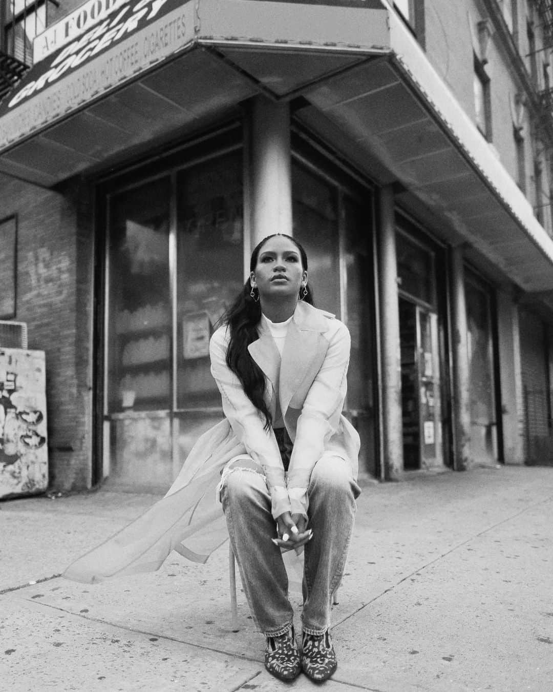 cassieのインスタグラム：「SWIPE  This past year has been such a transformative year for me, I honestly can’t imagine what’s to come as I continue to become even more comfortable in my own skin. Building routine and structure for myself was really key for my growth. In that I found the ground that I was always meant to be standing on. Living in truth. Living in health. Living in love.  This year for me was about balance and taking my power back where I had given it away too freely. I tend to want to please everyone and I’m hard on myself when I fail at it, so the power of saying no and owning it was a life changer. The power of letting go of things not meant for me or things that weren’t deserving of my heart and time were as well.  If you’re anything like me, your journey and every step (especially looking back) feels like a movie, but once you really take on the responsibility of being present and writing it, really beautiful things begin to happen. Today I am so thankful and I just wanted to share that.」