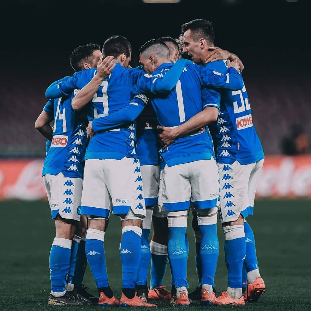 アルカディウシュ・ミリクのインスタグラム：「Anche se oggi in campo non sarò con voi, con il cuore ci sarò. Forza ragazzi, iniziamo insieme la stagione. Uniti, sempre! Forza Napoli.  #ForzaNapoliSempre #FiorentinaNapoli #SerieA」