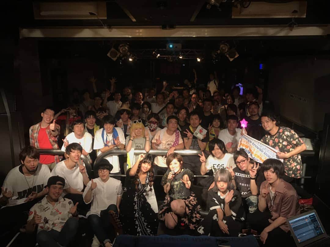 ユウイチのインスタグラム：「昨日はAIMIさんpresentsの 『ラブコラ。~summer 2019~』 にて、AIMIさんの後ろでドラムを 叩かせていただきました！！！ ありがとうございました！！ 今月は2本ドラムでのお仕事をいただけて それぞれのファンのみなさまがとても 楽しそうにしてるのを見て、 叩いてる自分まで楽しめました🤙 ありがとうございました！ まだまだ頑張るどーー #drum #drums #drumday #practice #dw9000xf #dwdrums #zildjian #zildjiancymbals #wincent #wincentsticks #jordan #nike #newbalance #okinawa #japan #沖縄 #ドラマー #ドラム #roland #td_30 #spdsx #civilianskunk #シベスカ #aspr #アサプラヘッド」