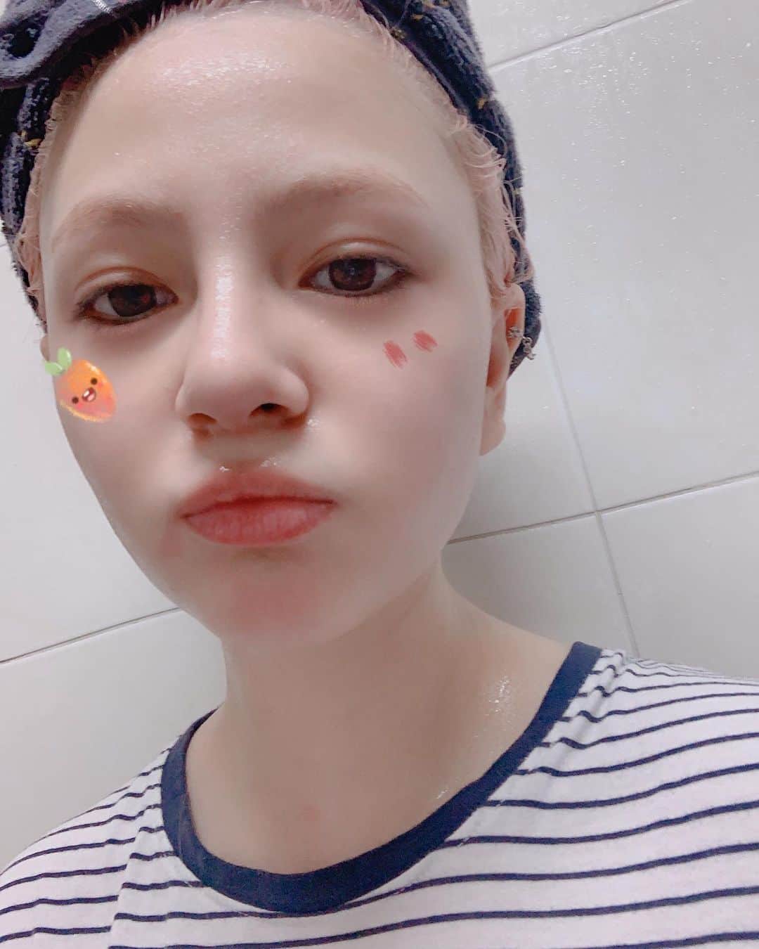 Shannonさんのインスタグラム写真 - (ShannonInstagram)「I bleached my already non existent eyebrows so now I literally have no eyebrows but some people asked about how good the mask is! As you can see its really hydrating and doesn’t dry out as fast as normal masks do! 😊 Highly recommend for people with dry and sensitive skin!! #48시간보습  #진정왕  #EWG안전등급  #6종히알루론산  #투티스푼  #라벤더진주마스크팩 @2TWOTSP」8月24日 23時50分 - shannonarrumwilliams