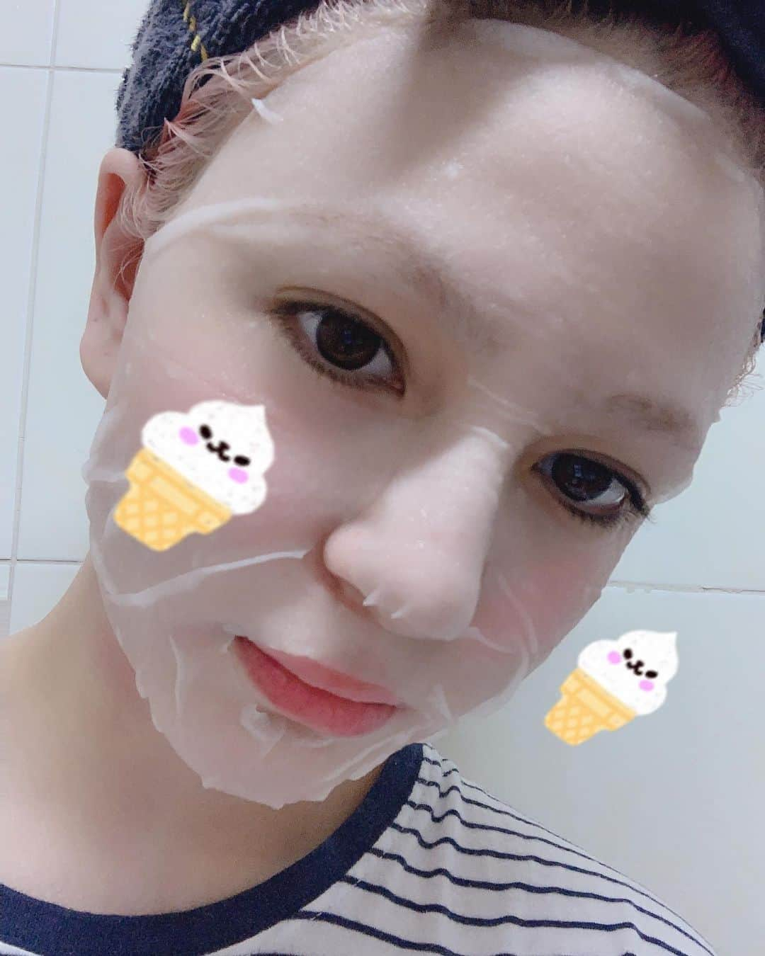 Shannonさんのインスタグラム写真 - (ShannonInstagram)「I bleached my already non existent eyebrows so now I literally have no eyebrows but some people asked about how good the mask is! As you can see its really hydrating and doesn’t dry out as fast as normal masks do! 😊 Highly recommend for people with dry and sensitive skin!! #48시간보습  #진정왕  #EWG안전등급  #6종히알루론산  #투티스푼  #라벤더진주마스크팩 @2TWOTSP」8月24日 23時50分 - shannonarrumwilliams