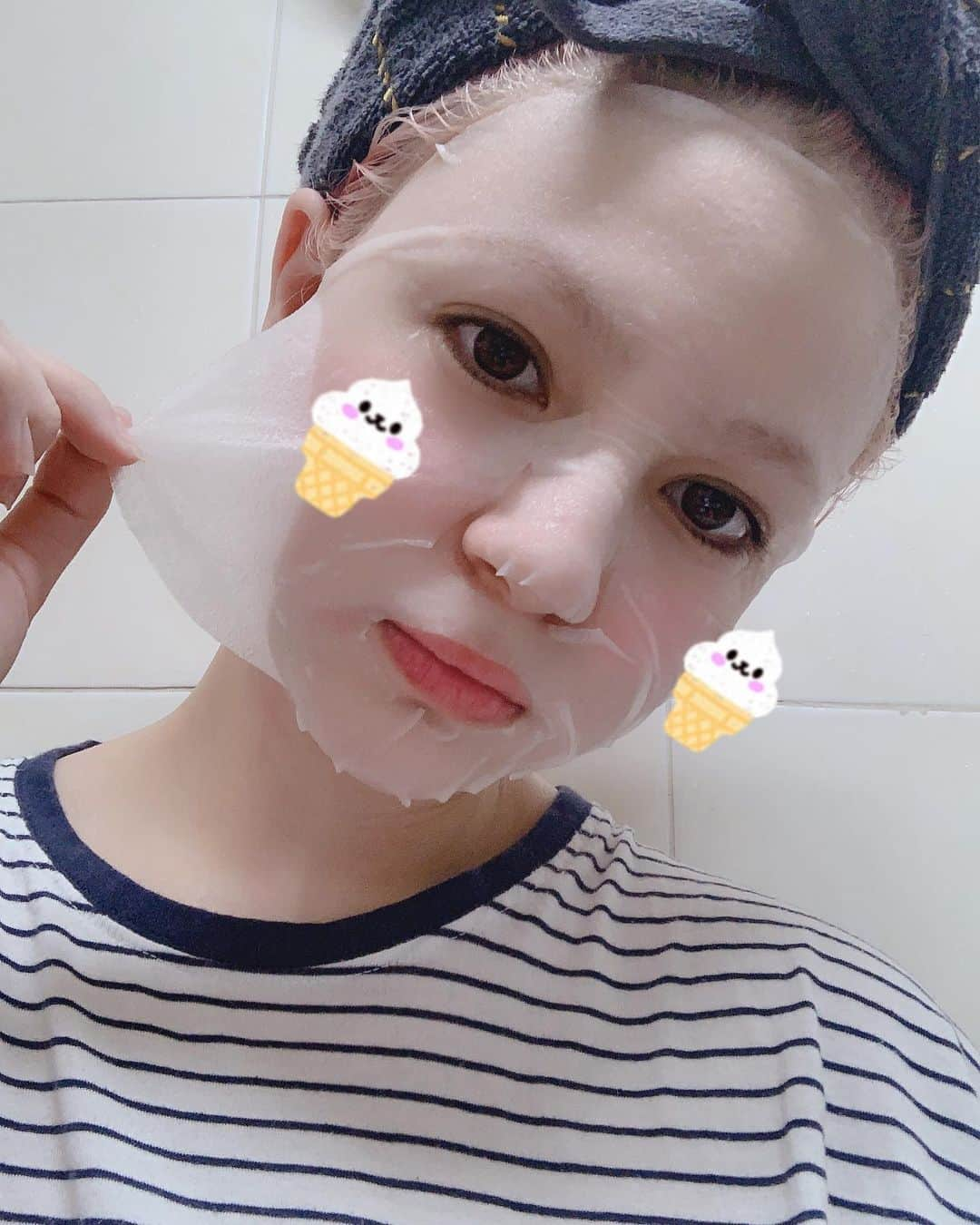 Shannonさんのインスタグラム写真 - (ShannonInstagram)「I bleached my already non existent eyebrows so now I literally have no eyebrows but some people asked about how good the mask is! As you can see its really hydrating and doesn’t dry out as fast as normal masks do! 😊 Highly recommend for people with dry and sensitive skin!! #48시간보습  #진정왕  #EWG안전등급  #6종히알루론산  #투티스푼  #라벤더진주마스크팩 @2TWOTSP」8月24日 23時50分 - shannonarrumwilliams