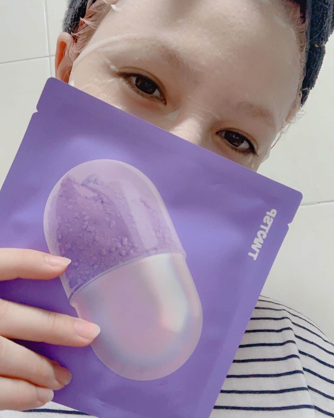 Shannonさんのインスタグラム写真 - (ShannonInstagram)「I bleached my already non existent eyebrows so now I literally have no eyebrows but some people asked about how good the mask is! As you can see its really hydrating and doesn’t dry out as fast as normal masks do! 😊 Highly recommend for people with dry and sensitive skin!! #48시간보습  #진정왕  #EWG안전등급  #6종히알루론산  #투티스푼  #라벤더진주마스크팩 @2TWOTSP」8月24日 23時50分 - shannonarrumwilliams