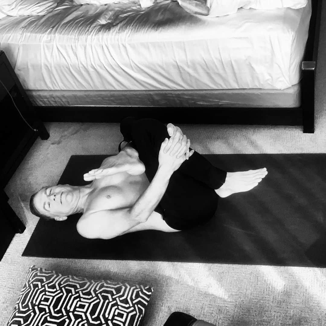 ブライアン・アダムスのインスタグラム：「Morning all, I’m not sure what this stretch is called but it’s a good one for the glutes and lower back. What I do is cross one leg over the knee, reach through, grab my shin and pull the leg towards the belly / repeat on the other side. There are dozens of variations of these kinds of stretches for a cranky body ! 🙏🏻 🧘🏼‍♂️ #threadtheneedle」