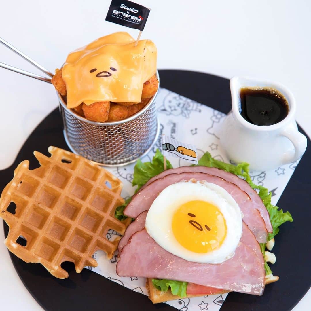 ぐでたまさんのインスタグラム写真 - (ぐでたまInstagram)「it's #nationalwaffleday? yummm... #gudetama lazy waffle sandwich available at @energy_karaoke_ 🍳」8月25日 0時00分 - gudetama