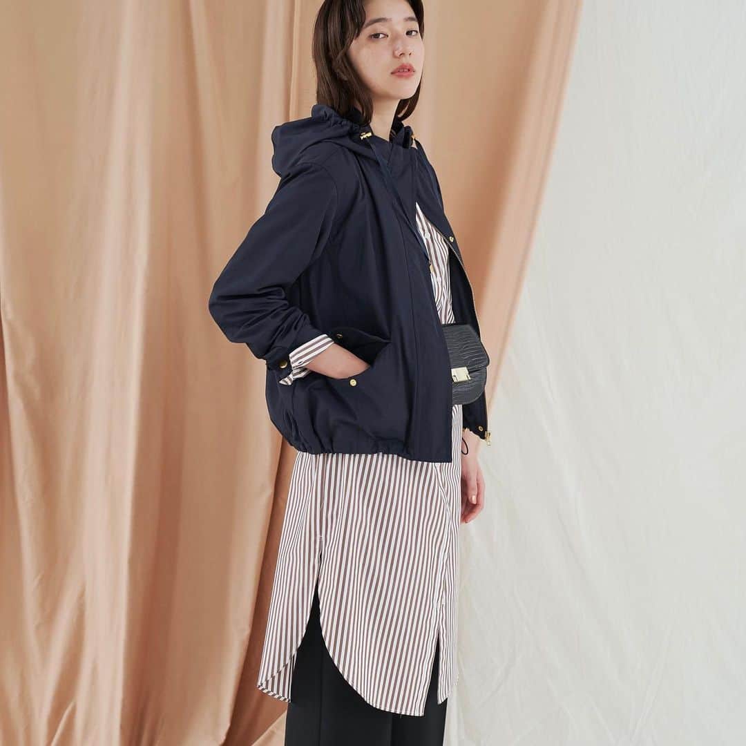 のインスタグラム：「【2019 autumn】﻿ ﻿ ネイビーのマウンテンパーカは、ストライプのシャツワンピースとコーディネート。﻿ クリーンでマスキュリンなコーディネートが叶う✔️﻿ ﻿ ▶アイテムの購入は画面をタップ♪﻿ ﻿ #agbyaquagirl #agバイアクアガール #エージーバイアクアガール﻿」