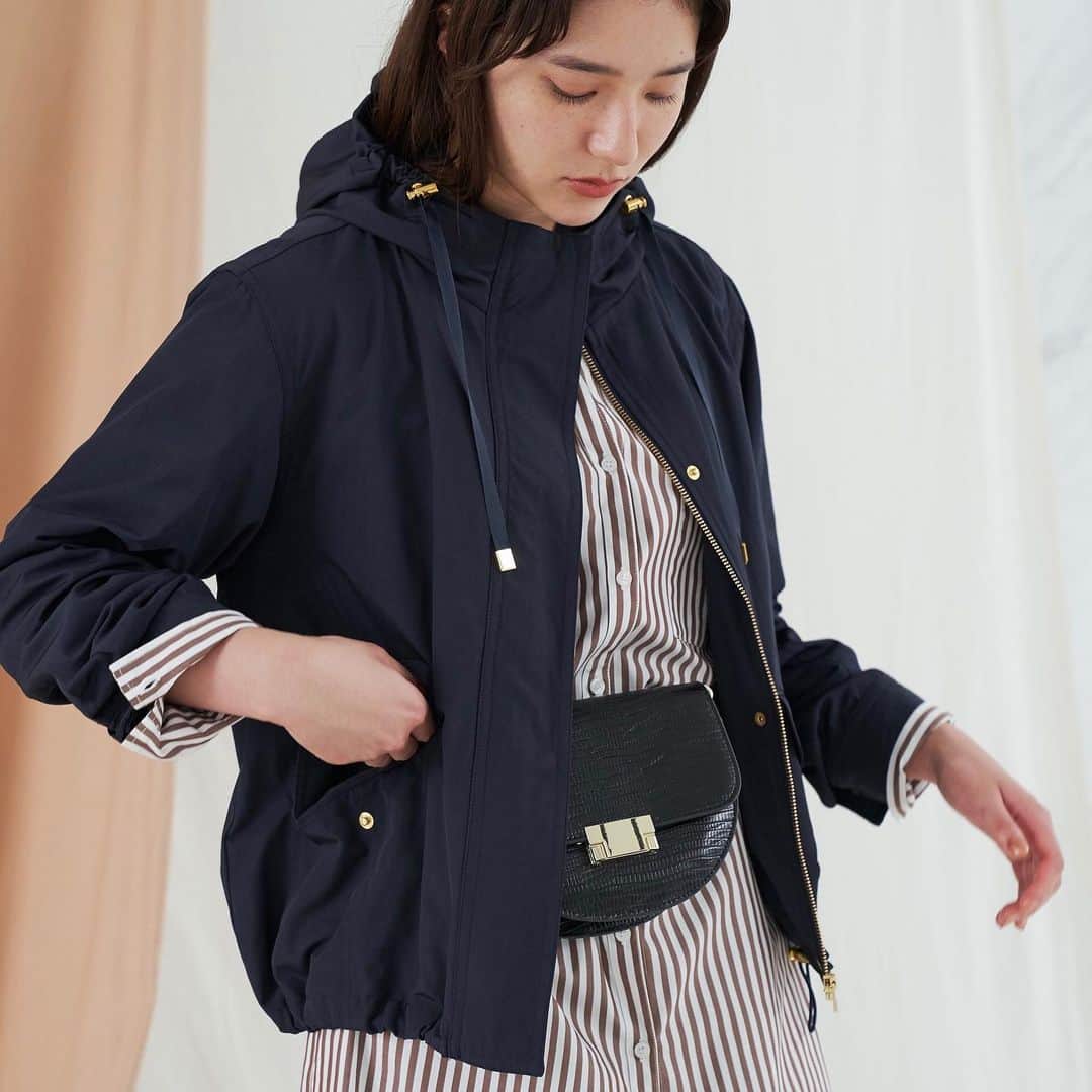 のインスタグラム：「【2019 autumn】﻿ ﻿ ゴールドの金具使いも、マウンテンパーカを可愛く着ることができるポイント✔️﻿ ﻿ ▶アイテムの購入は画面をタップ♪﻿ ﻿ #agbyaquagirl #agバイアクアガール #エージーバイアクアガール﻿」
