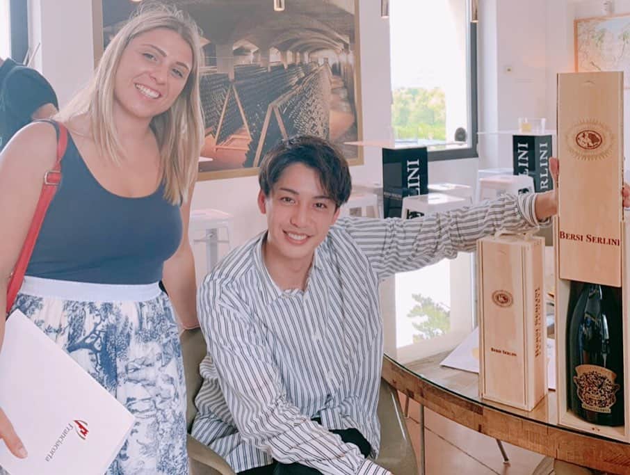 のインスタグラム：「1軒目は#BERSISERLINI ここは女性オーナーで、その妹さんが建築家、妹さんの旦那さんがぶどうを作っています。 旦那さんのぶどうへのこだわりと愛が強すぎて(笑)炎天下の中、めちゃくちゃ専門的な話を延々と聞かせていただきました。笑 妹さんによるとってもお洒落でモダンな中庭や内装に興奮。 中に入るとひんやり気持ちよく、本物のロウソクで明かりを作っている薄暗い空間にテンションマックス。 そしてついに試飲に！昼間から7種類も頂きました。もちろんおかわりもしました(笑)そりゃ1枚目の写真ちょっと目がとろんとするわけだ(笑) お気に入りはロゼとエクストラブリュット。 ロゼは本当にバラみたいな華やかな香りがしたのに感動し、エクストラブリュットは甘めで飲みやすく、爽やかで濃厚でございました。 パッケージデザインも高級感あふれててカッコいい！！ #franciacorta #フランチャコルタ」
