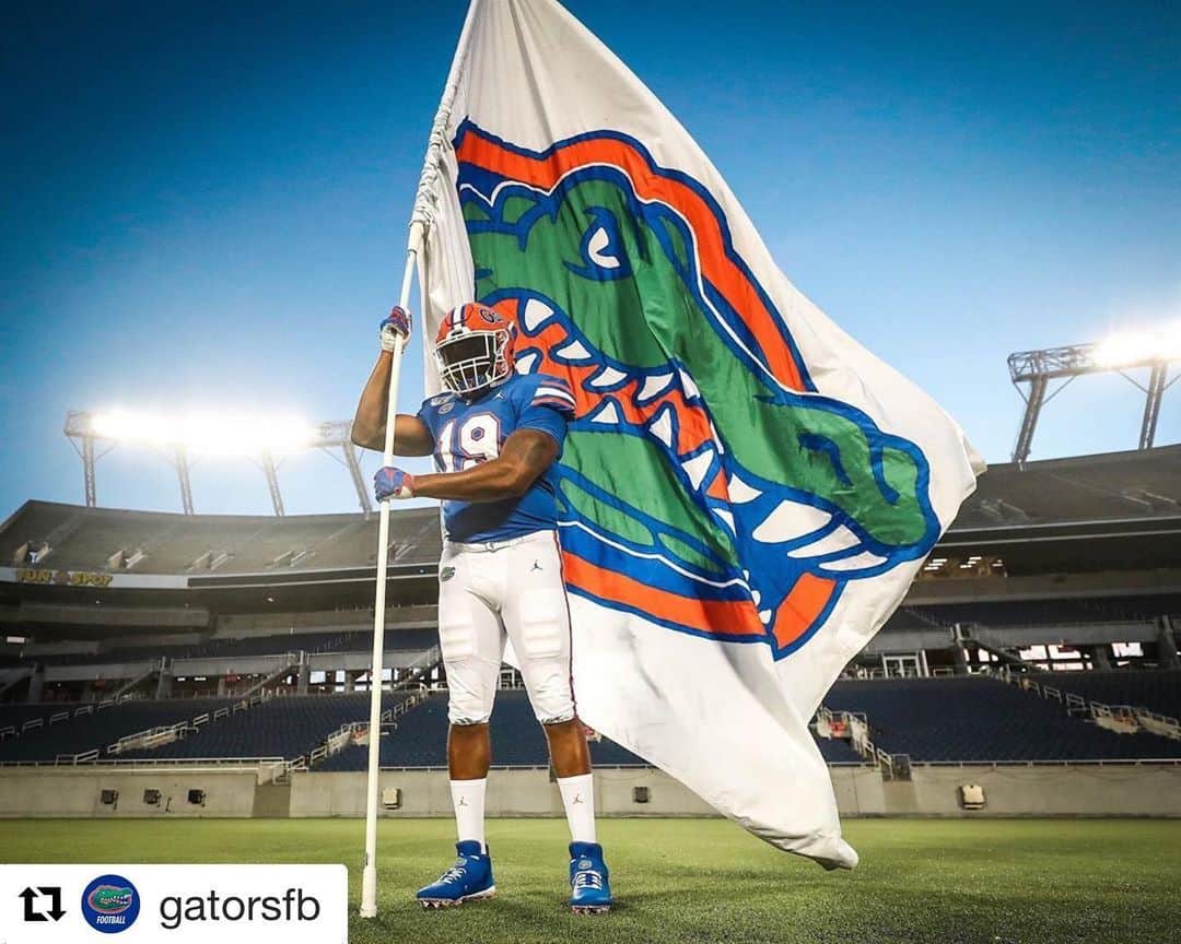 エリン・アンドリューズのインスタグラム：「Happy New Year Boys!! Get Up and Go!! 🧡💙🐊 @uflorida @gatorsfb @uflorida #Gators #beatmiami #GatorNation」