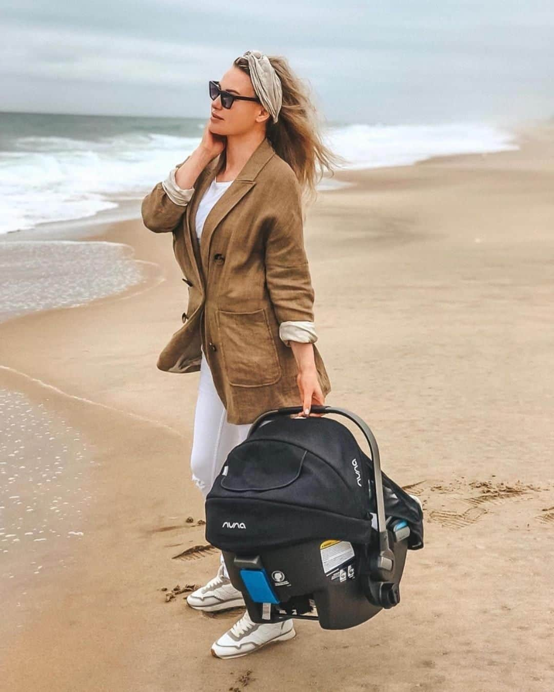 nunaさんのインスタグラム写真 - (nunaInstagram)「We are in need of some serious  vitamin SEA. So, we're off to the beach with our  PIPA™! PIPA makes traveling with your infant a breeze.  PC: @officialdianamsk *PIPA shown in Caviar  #Nuna #Nuna_US #NunaPIPA #Carseat #infantcarseat #carrier #babygear #travelwithbaby」8月25日 0時00分 - nuna_usa