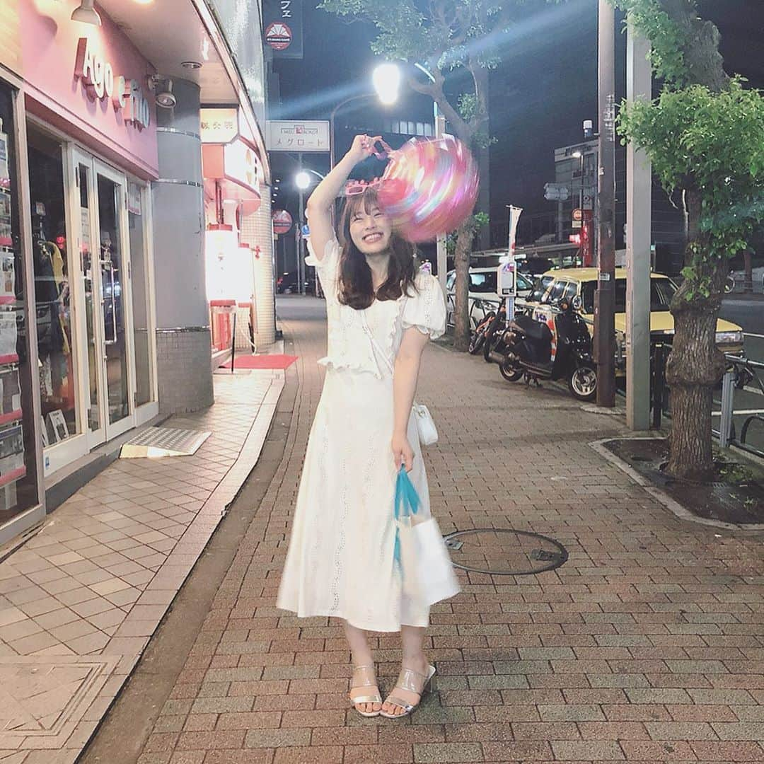 渋谷凪咲さんのインスタグラム写真 - (渋谷凪咲Instagram)「私事ですが、 今日で23歳になりました☺️🎈✨ . . 私は本当に周りの方に恵まれているなあと いつも感じます。。🥺 . . 共演者の皆様や、スタッフの皆様☺️ . . そしていつも支えてもらっている、 家族や友達、メンバーやスタッフさん、 . そして、私を包み込むようにあたたかく 応援して下さっている、大好きなファンの皆さん☺️ . . . こんな、とんちんかんな私ですが、周りの皆様のおかげで、自分はアイドルとして、楽しく活動させて頂けています！ . そんな恩を忘れず、これからも素敵な出会いを 楽しみに、そして大切に、一歩一歩、歩んでいきたいと 思います☺️ . . そして今年の目標は、何事も楽しみながら、 ひとつひとつを大切に頑張る事です♪ . . このような私ですが、これからもずっと皆さんと 一緒に、笑い合えますように、、、 . どうぞ今後共も、末永く宜しくお願いいたします🌷 . . #渋谷凪咲 #23才 #成長しながらも自分の大切な物は忘れず離さず大人になっていきたいです☺️ . . #写真はかなきちがお誕生日パーティーしてくれた時の〜🧁 #ありがとう♪」8月25日 0時03分 - nagisa_nikoniko