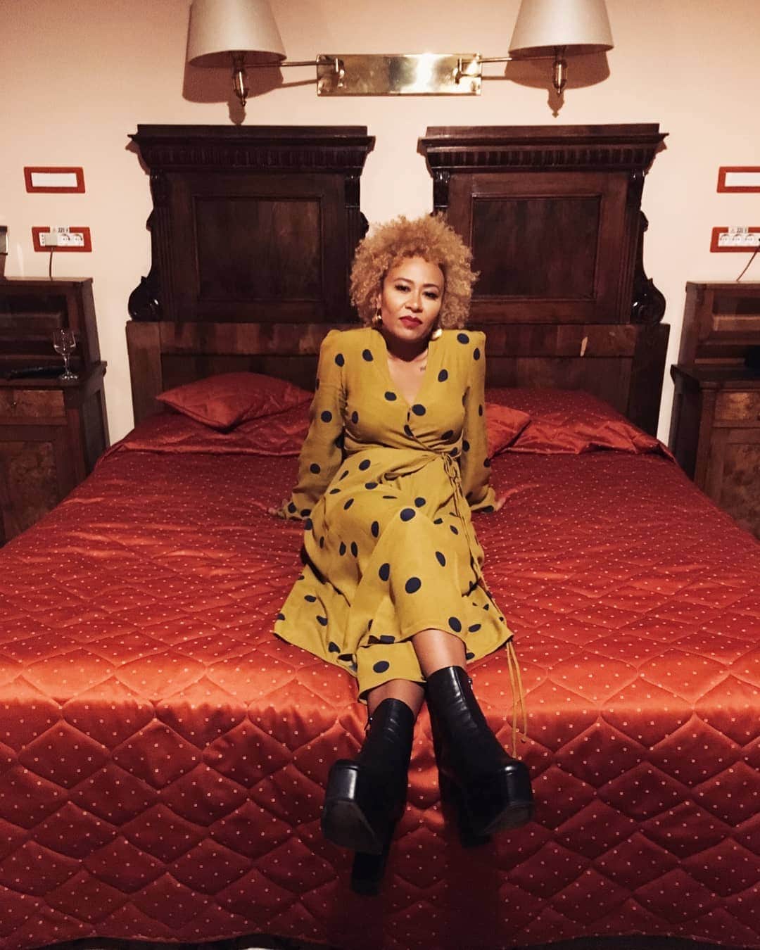 Emeli Sandéのインスタグラム：「Been a whirlwind of a weekend so far! Running on minimum sleep but the vibes have definitely been worth it! Last night's show in Romania was fantastic and just landed in Mancheter to perform at pride 🙌🏽🌈 I Really hope you're enjoying the fresh new sound waves from me and @nanarogues 🌊🌊🌊....#idontknow oh and FYI my new album is out in 3 weeks 📀📀📀!!...May the good vibrations continue! 📸 @kim.kiefer」